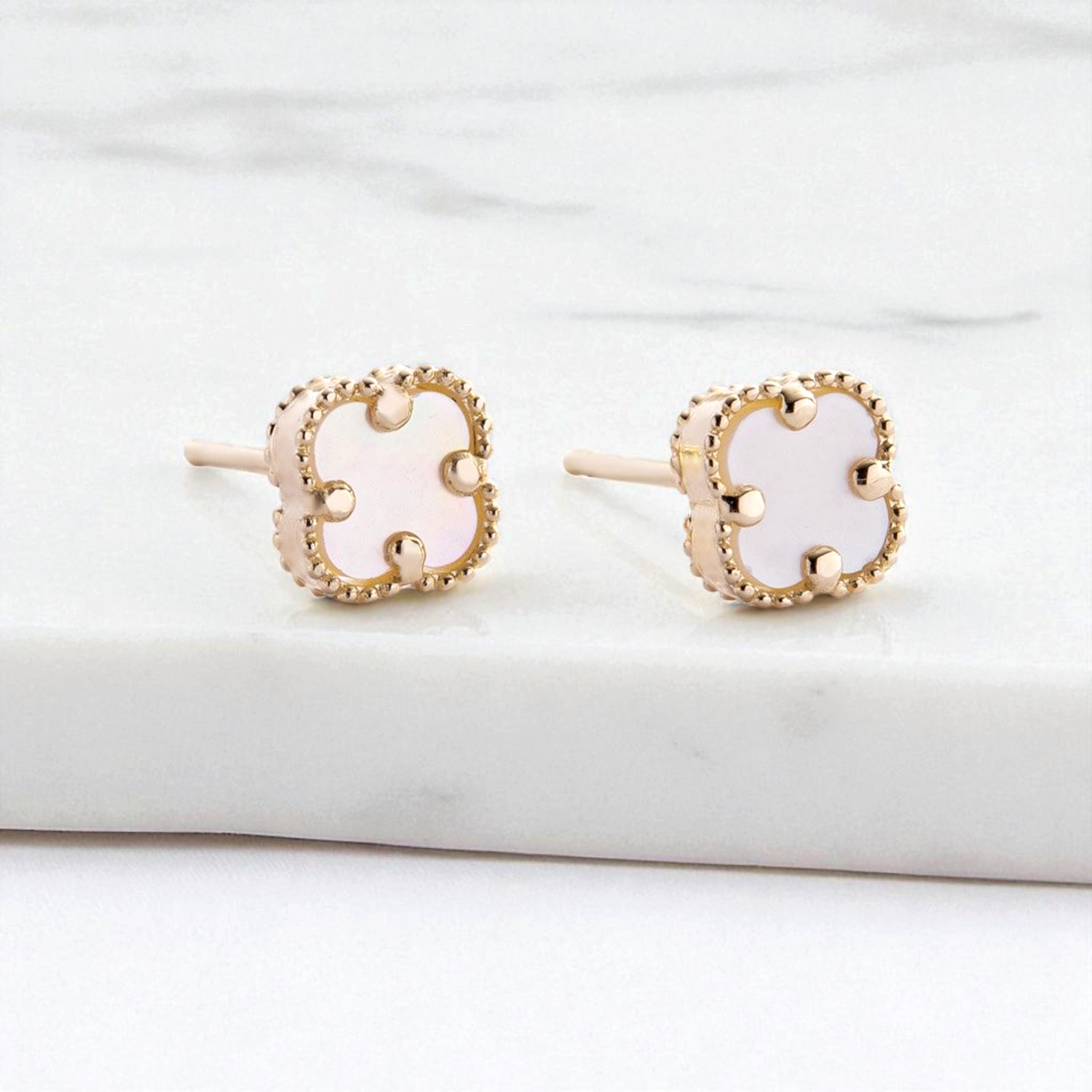 Kolczyki złote z białą masą perłową. Kolczyki złote damskie. Kolczyki żółte złoto. Kolczyki koniczynki. Kolczyki na prezent.