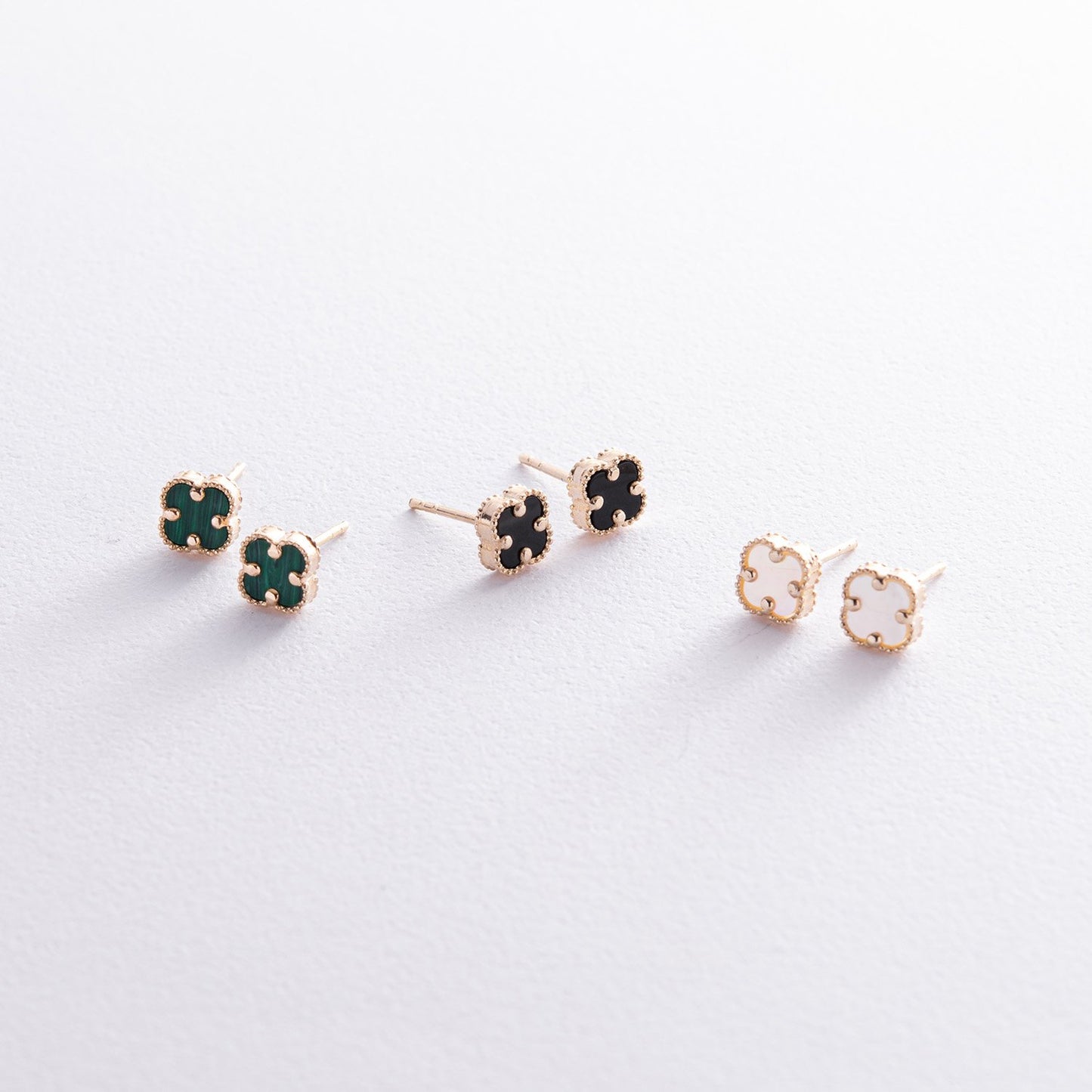 Kolczyki złote z masą perłową. Kolczyki złote damskie. Kolczyki żółte złoto. Kolczyki koniczynki. Kolczyki na prezent.