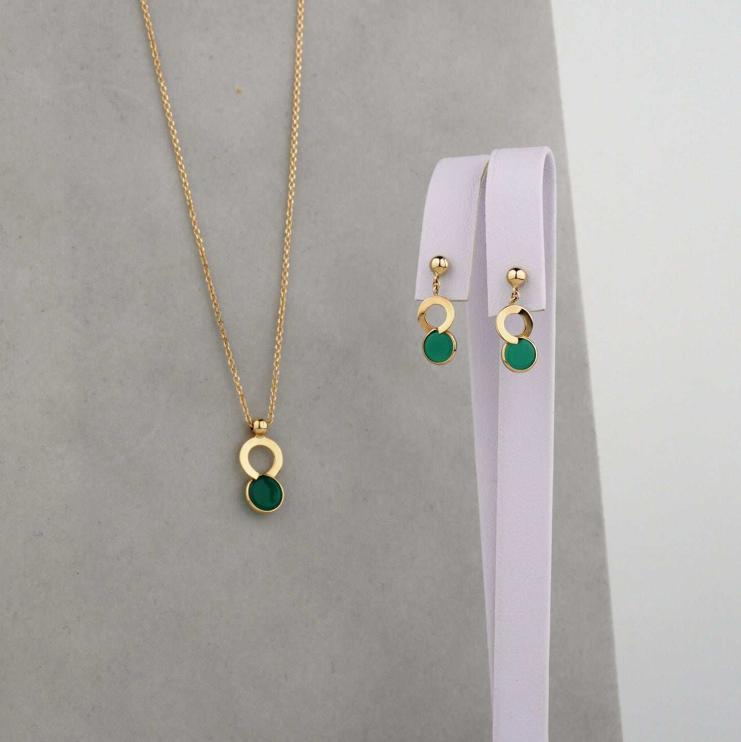 Komplet ze złota 585 z zielonym onyksem – naszyjnik i kolczyki. Elegancka biżuteria 14K idealna na prezent i wyjątkowe okazje.