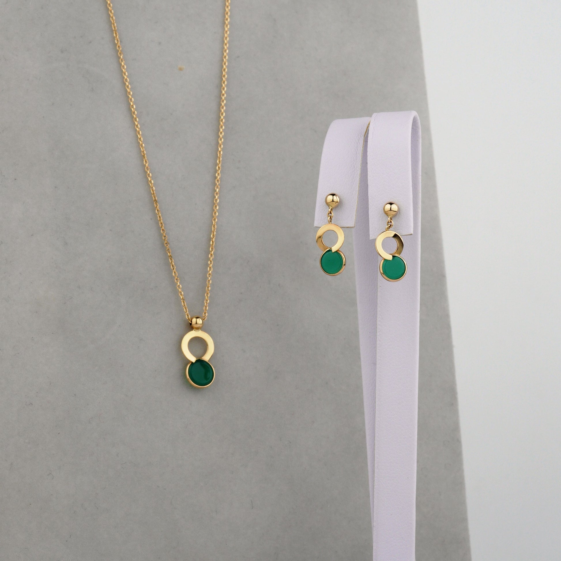 Komplet ze złota 585 z zielonym onyksem – naszyjnik i kolczyki. Elegancka biżuteria 14K idealna na prezent i wyjątkowe okazje.