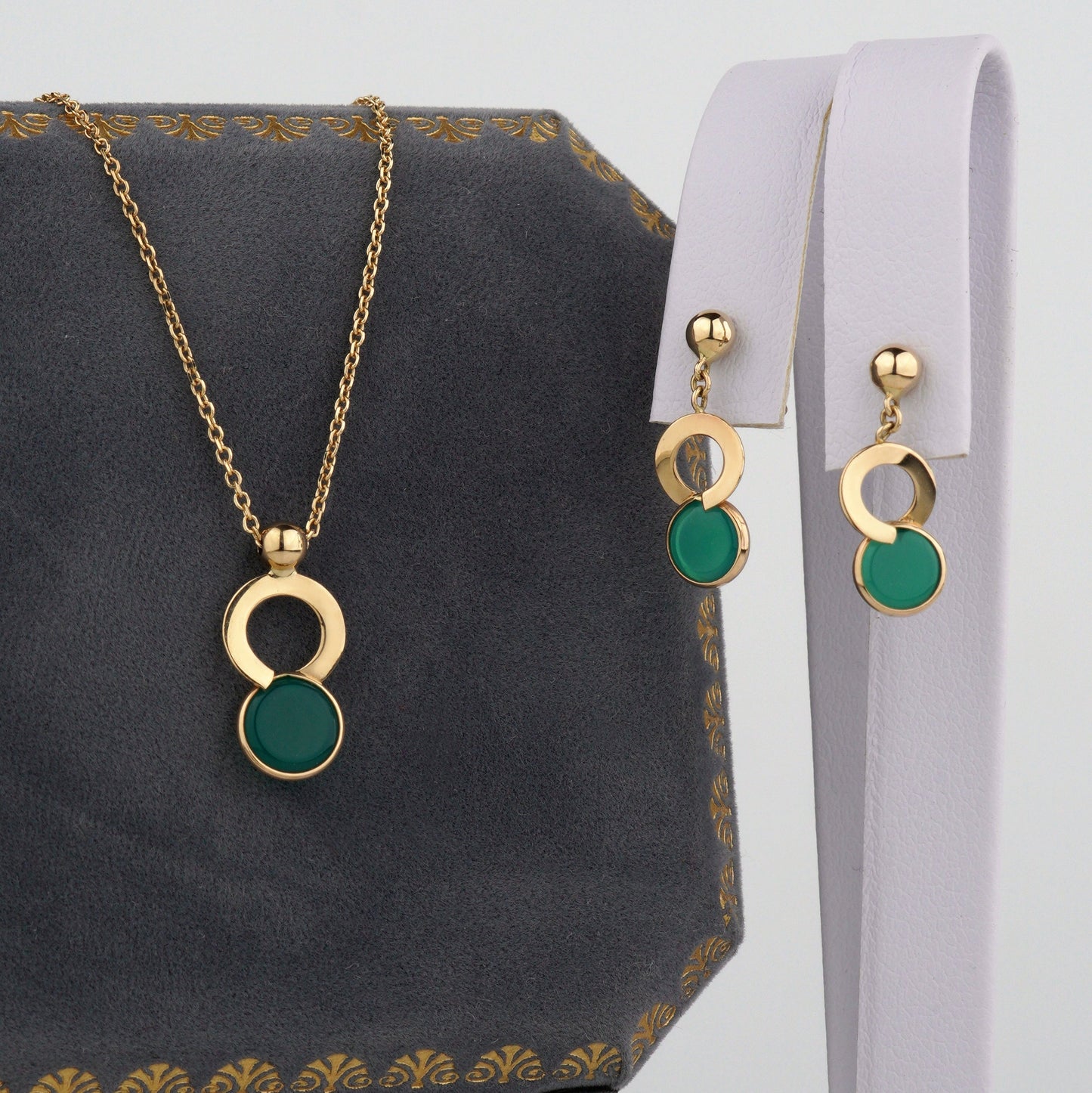 Komplet ze złota 585 z zielonym onyksem – naszyjnik i kolczyki. Elegancka biżuteria 14K idealna na prezent i wyjątkowe okazje.