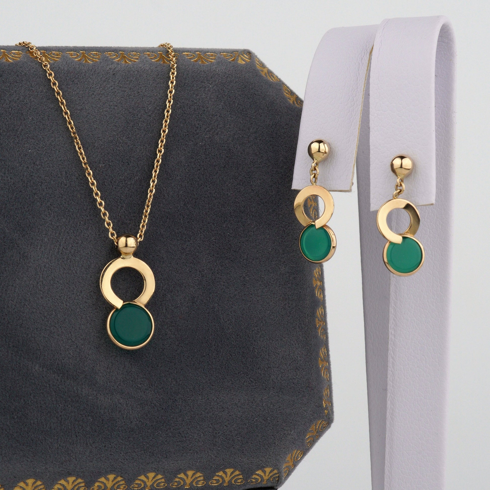 Komplet ze złota 585 z zielonym onyksem – naszyjnik i kolczyki. Elegancka biżuteria 14K idealna na prezent i wyjątkowe okazje.