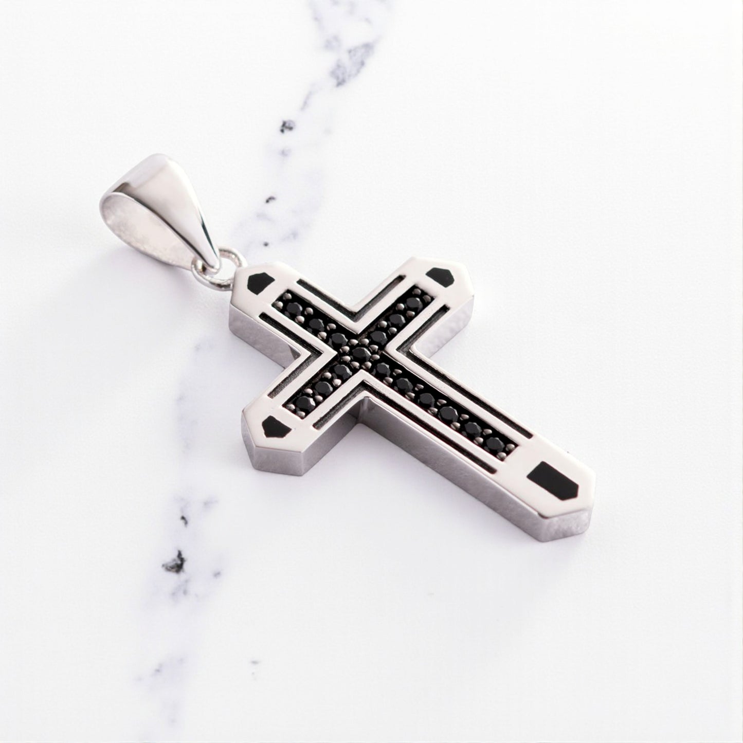 Krzyżyk z białego złota z czarnymi zdobieniami