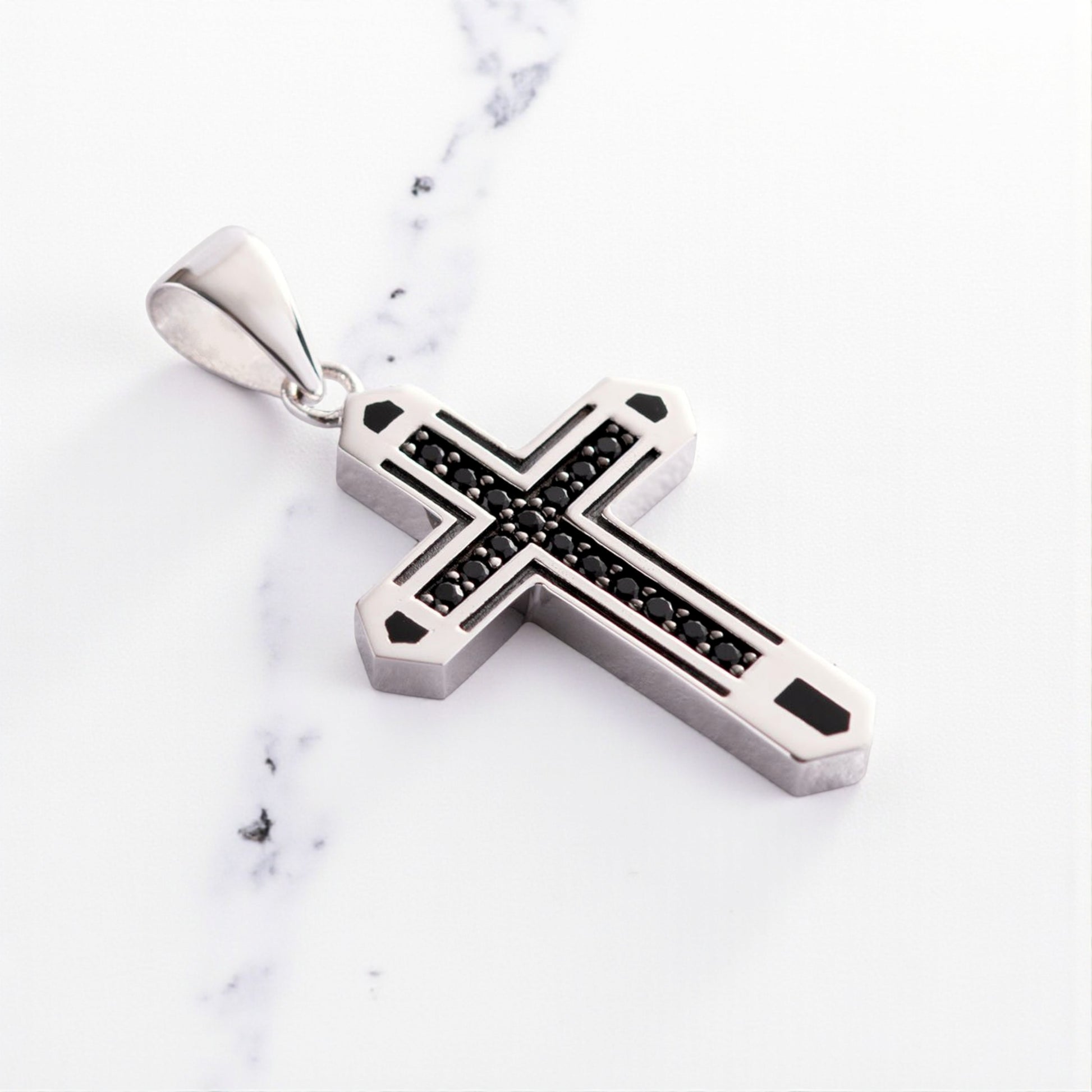 Krzyżyk z białego złota z czarnymi zdobieniami