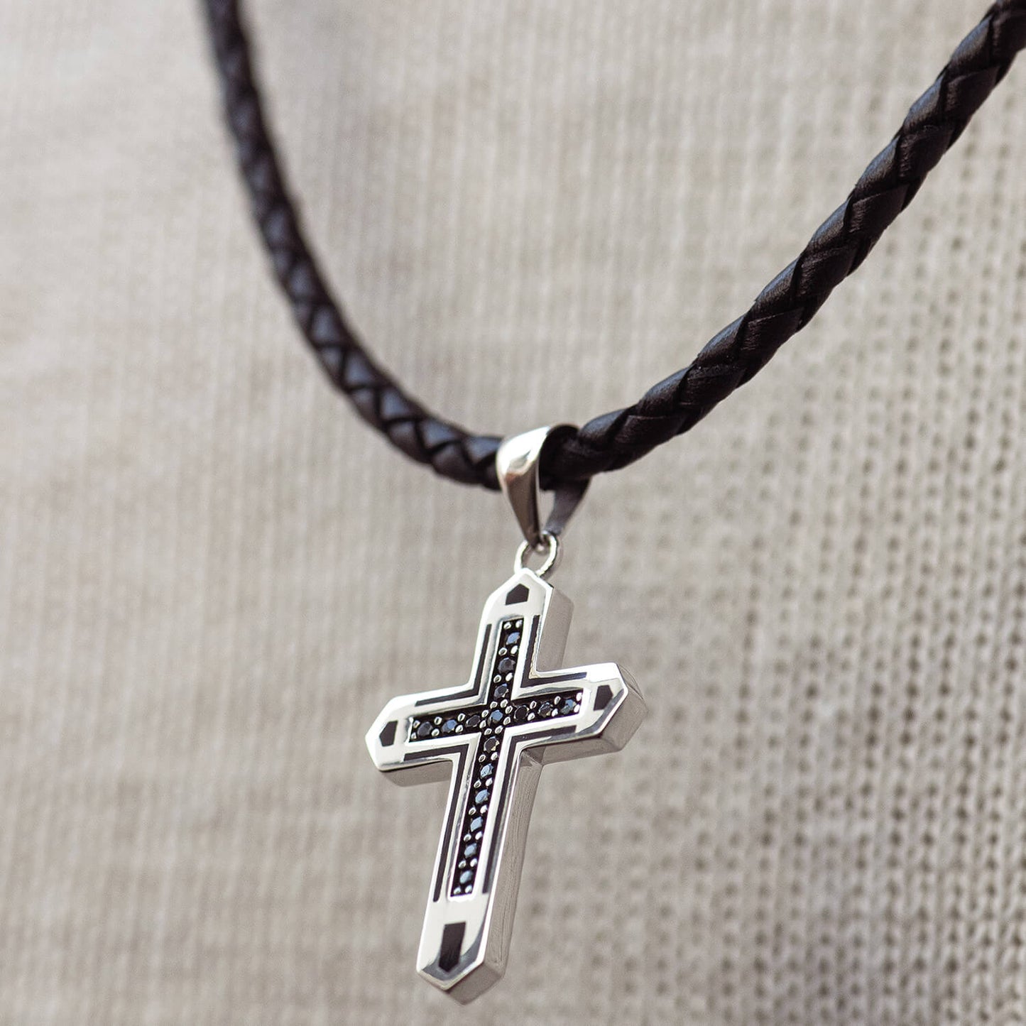 Elegancka zawieszka krzyżyk złoto z czarnymi akcentami