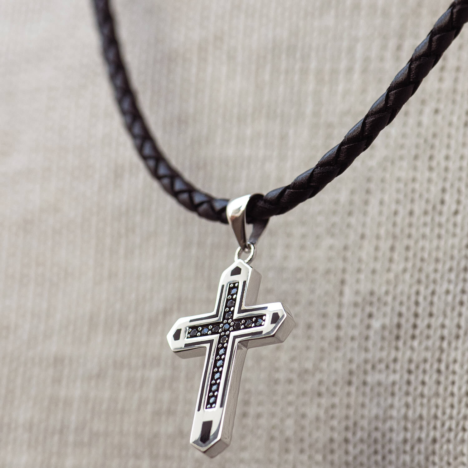 Elegancka zawieszka krzyżyk złoto z czarnymi akcentami