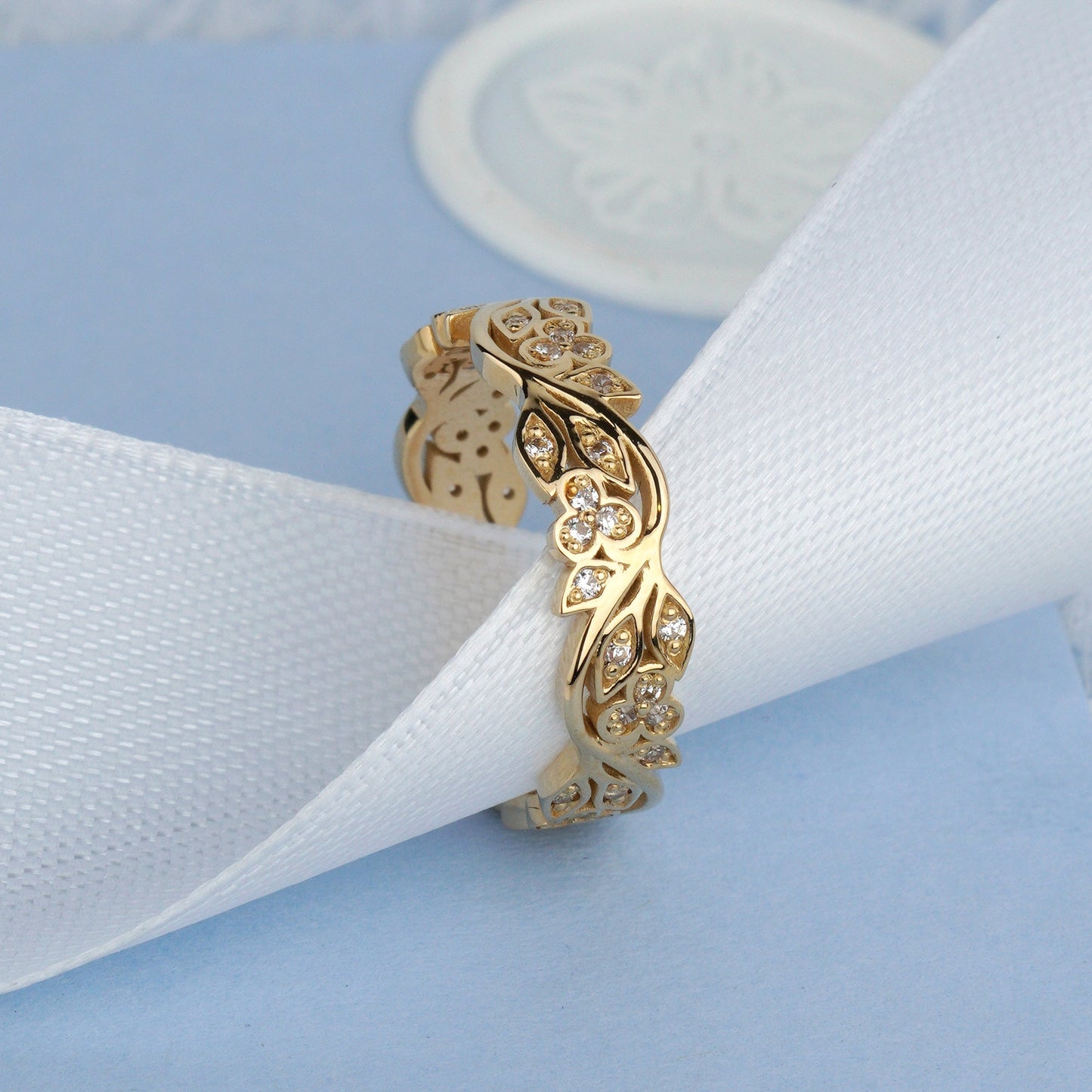 Damska obrączka ślubna, złota obrączka ślubna, wyjątkowa obrączka ślubna, kwiatowa obrączka ślubna, obrączka ślubna z kwiatami, diamentowa obrączka, obrączki ślubne z białego złota z diamentami, pierścionek z moissanitem, obrączka z moissanitem