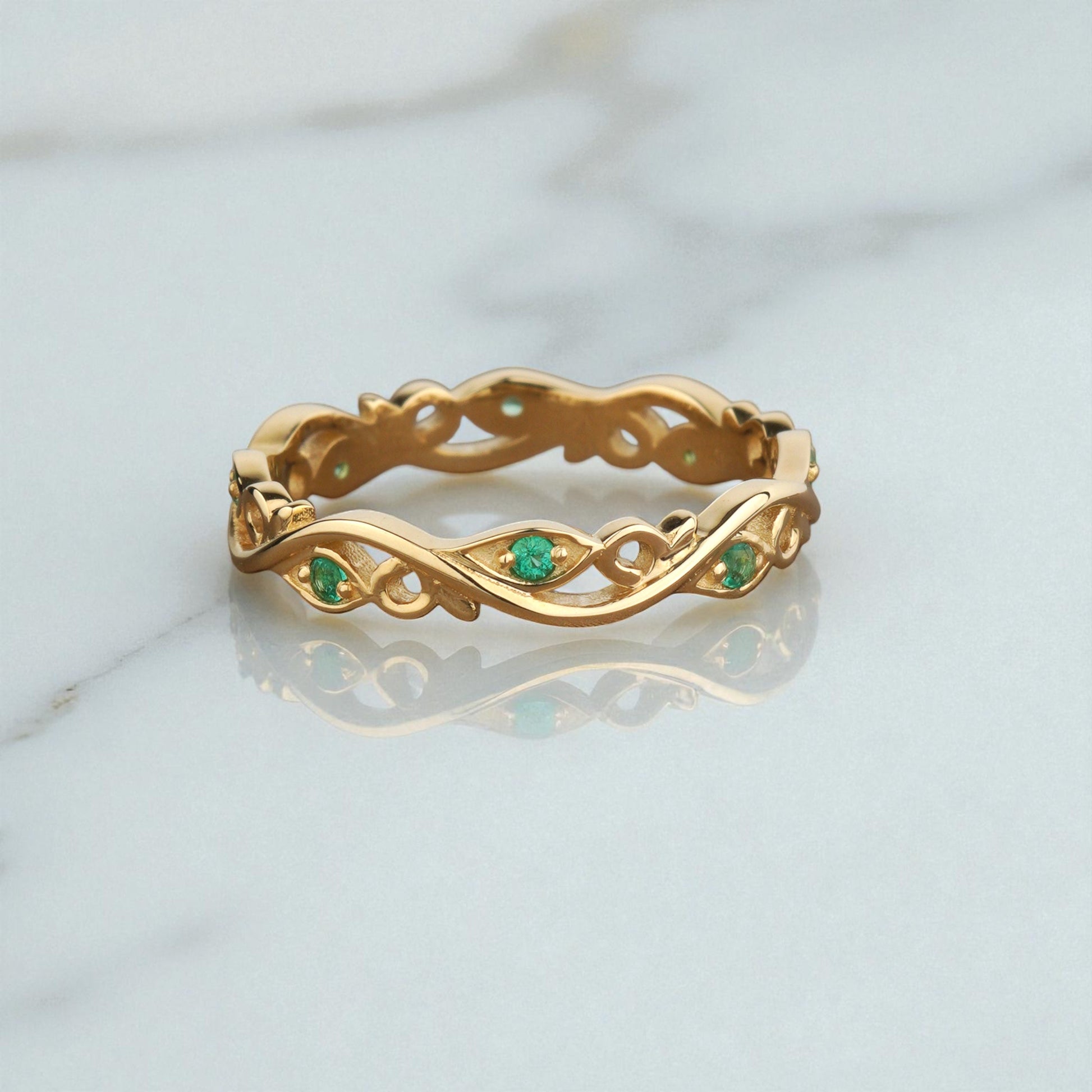 Delikatna obrączka złota ze szmaragdami elegancka
