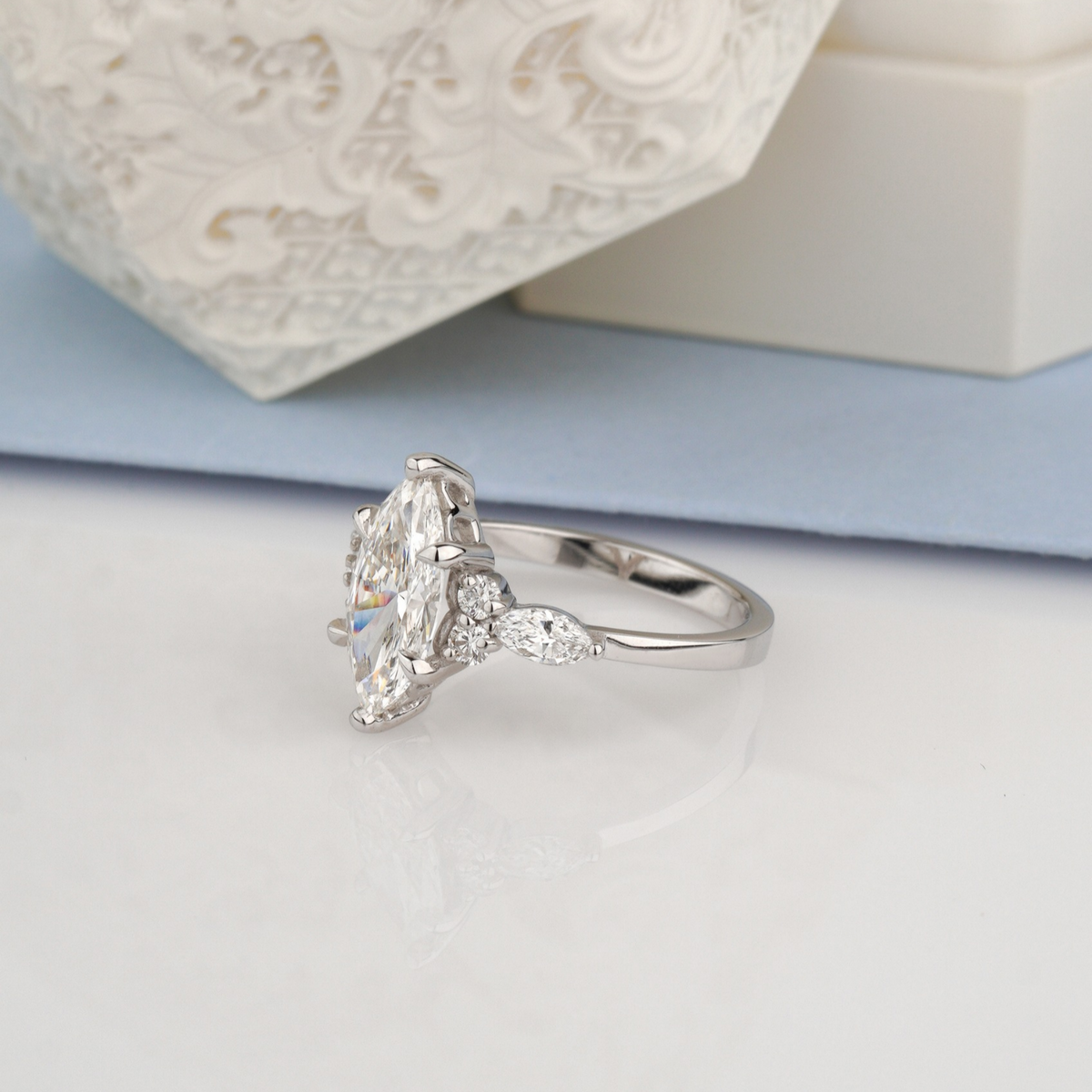 Pierścionek z diamentem markiza ze złota 585. Pierścionek zaręczynowy złoto 585. Pierścionek z diamentem. Pierścionek z diamentem markiza w białym złocie 585. Pierścionek zaręczynowy z diamentami.