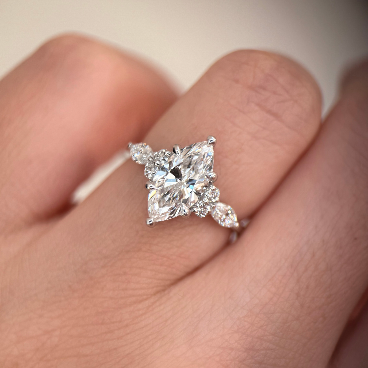 Pierścionek z diamentem markiza ze złota 585. Pierścionek zaręczynowy złoto 585. Pierścionek z diamentem. Pierścionek z diamentem markiza w białym złocie 585. Pierścionek zaręczynowy z diamentami.