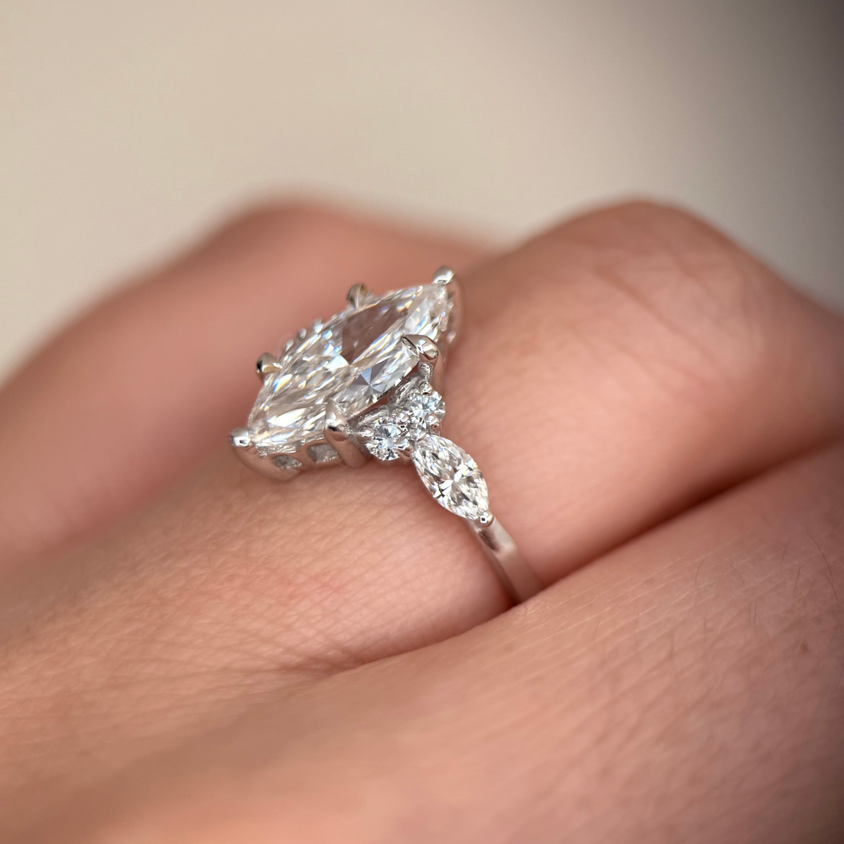 Pierścionek z diamentem markiza ze złota 585. Pierścionek zaręczynowy złoto 585. Pierścionek z diamentem. Pierścionek z diamentem markiza w białym złocie 585. Pierścionek zaręczynowy z diamentami.