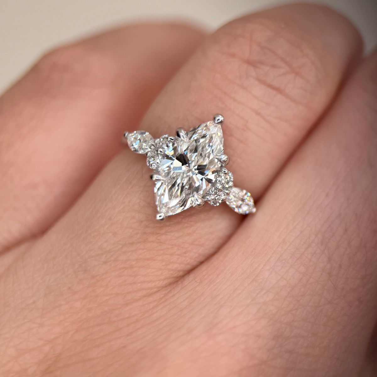 Pierścionek z diamentem markiza ze złota 585. Pierścionek zaręczynowy złoto 585. Pierścionek z diamentem. Pierścionek z diamentem markiza w białym złocie 585. Pierścionek zaręczynowy z diamentami.