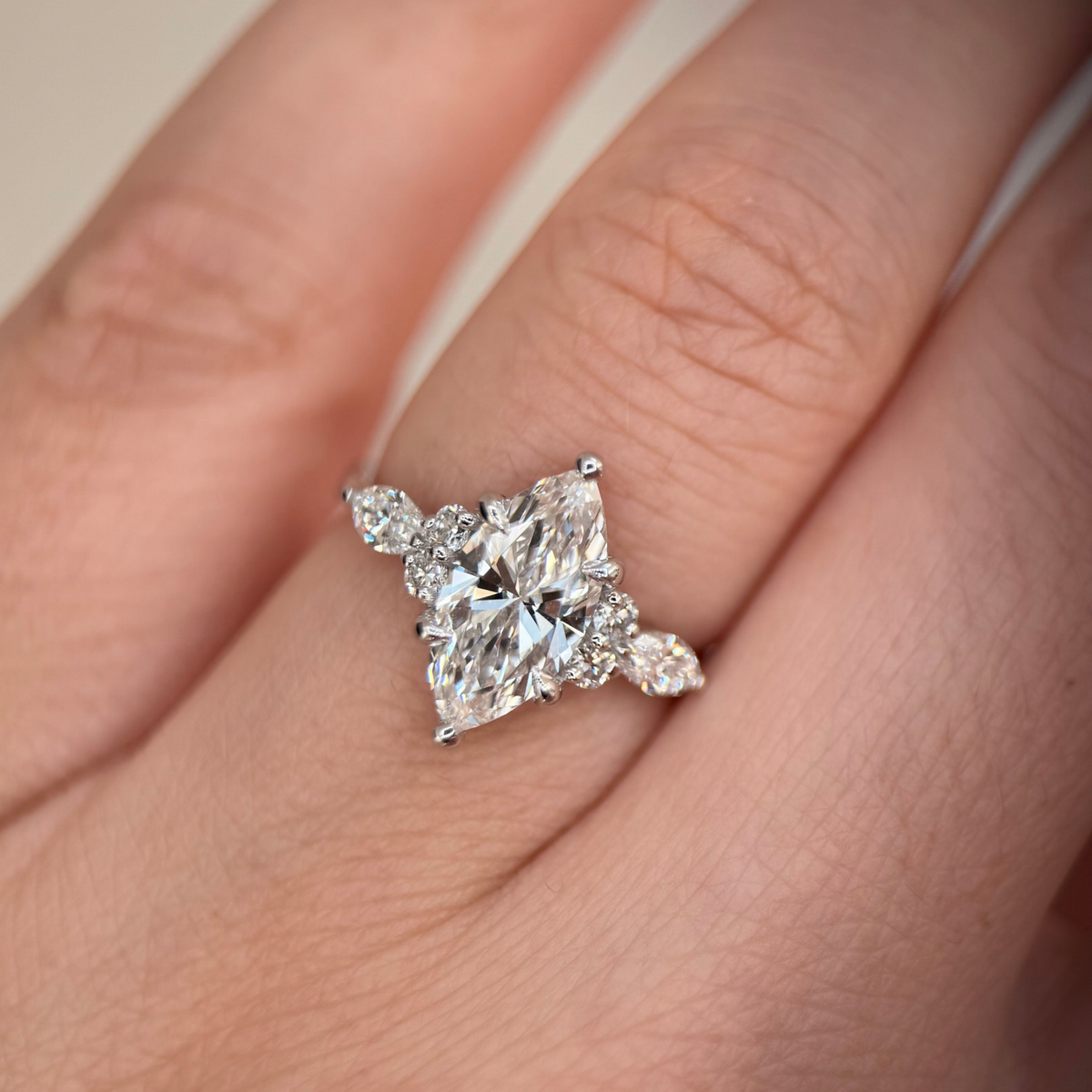 Pierścionek z diamentem markiza ze złota 585. Pierścionek zaręczynowy złoto 585. Pierścionek z diamentem. Pierścionek z diamentem markiza w białym złocie 585. Pierścionek zaręczynowy z diamentami.