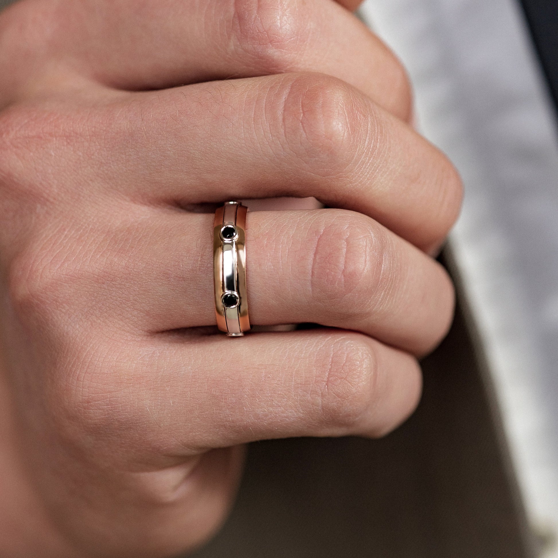 Męska obrączka ślubna, wyjątkowa obrączka ślubna, obrączka dla niego. dwukolorowa obrączka ślubna, matowa obrączka ślubna, szczotkowana obrączka ślubna, obrączka ślubna z litego złota, złota obrączka ślubna, fasetowana obrączka ślubna, wyjątkowa męska obrączka ślubna, złota obrączka ślubna