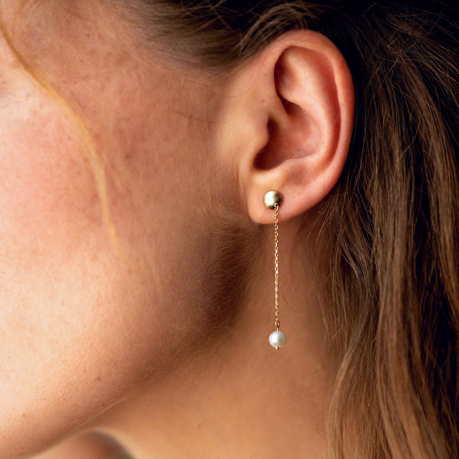 Minimalistyczne kolczyki łańcuszkowe z perłą