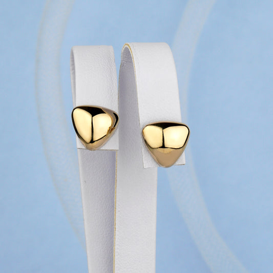 Złote kolczyki w kształcie trójkąta z gładkim, wypukłym wykończeniem – elegancka minimalistyczna biżuteria.