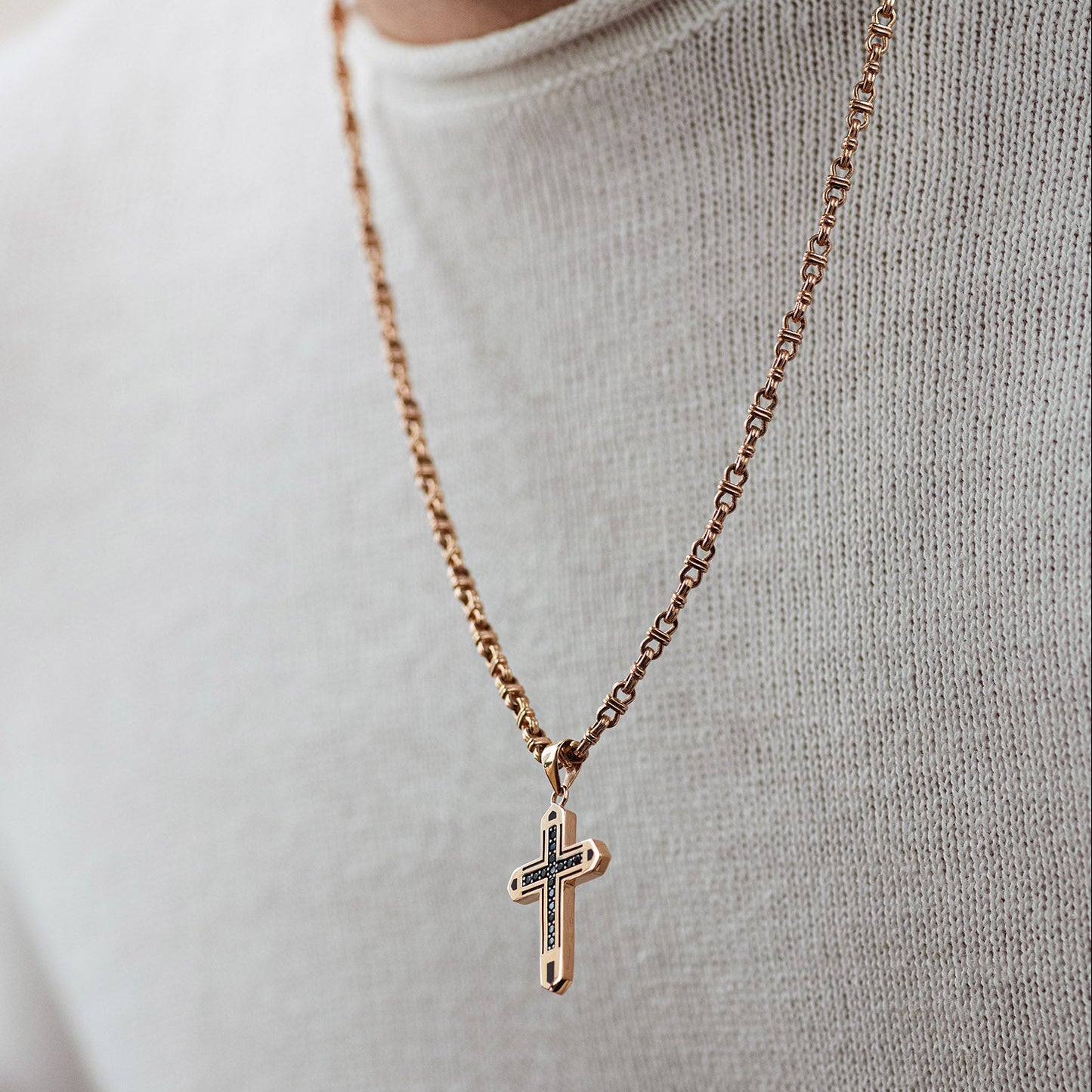 Stylowy krzyżyk z czarnymi detalami złoto 585