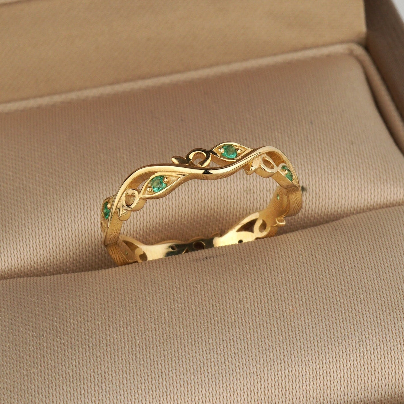 Obrączka ze szmaragdami złoto 585 stylowa