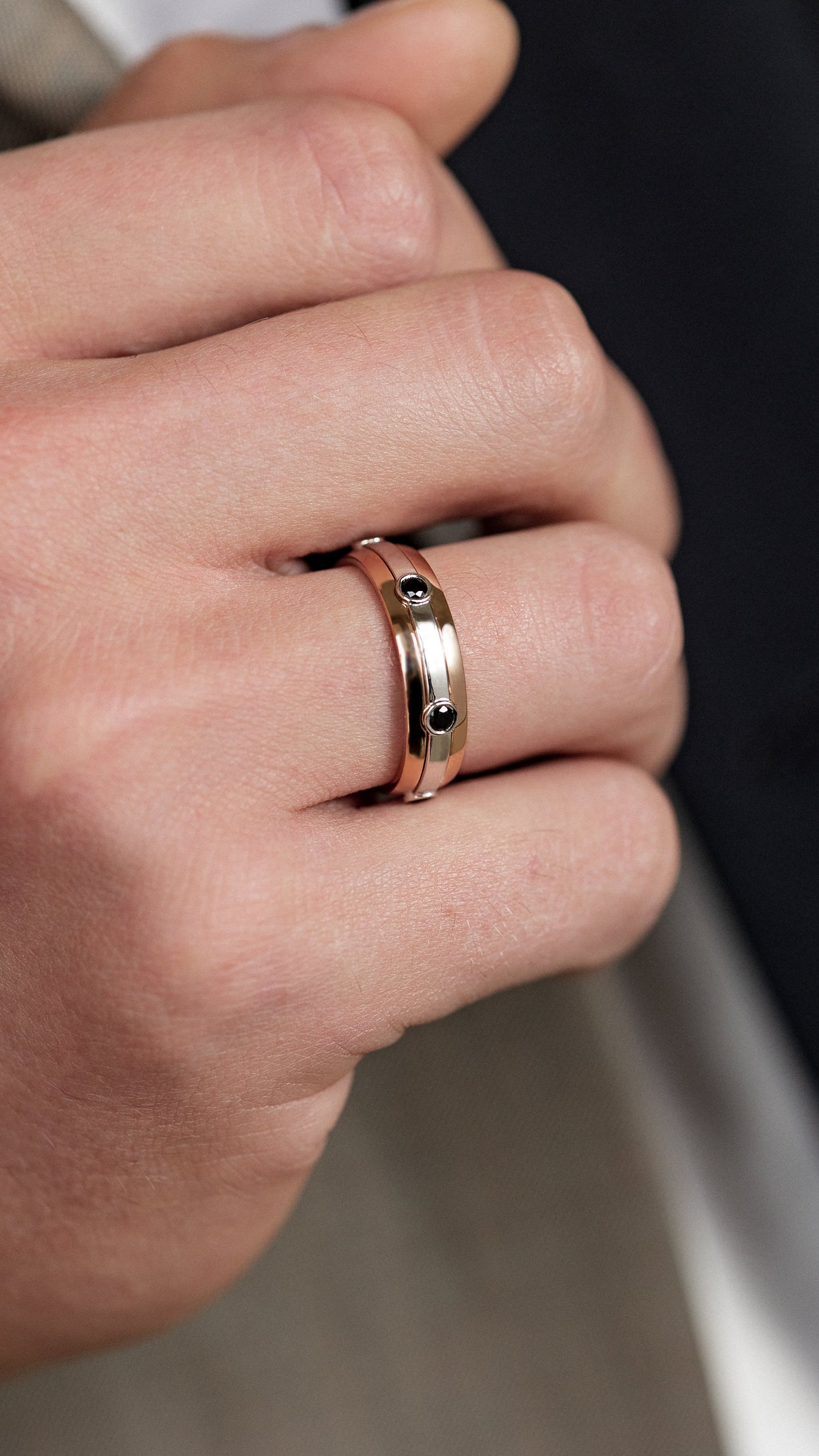 Męska obrączka ślubna, wyjątkowa obrączka ślubna, obrączka dla niego. dwukolorowa obrączka ślubna, matowa obrączka ślubna, szczotkowana obrączka ślubna, obrączka ślubna z litego złota, złota obrączka ślubna, fasetowana obrączka ślubna, wyjątkowa męska obrączka ślubna, złota obrączka ślubna