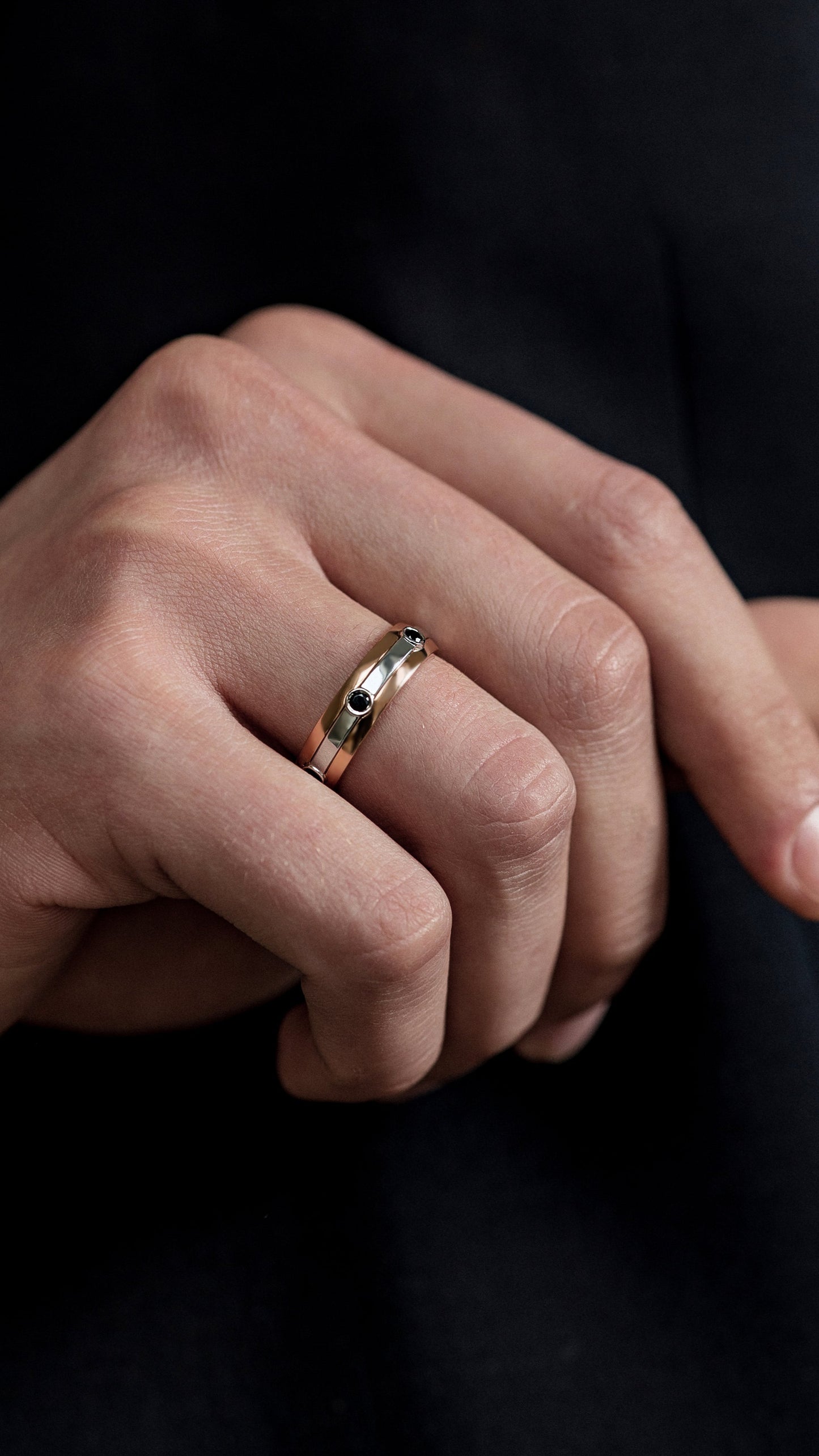 Męska obrączka ślubna, wyjątkowa obrączka ślubna, obrączka dla niego. dwukolorowa obrączka ślubna, matowa obrączka ślubna, szczotkowana obrączka ślubna, obrączka ślubna z litego złota, złota obrączka ślubna, fasetowana obrączka ślubna, wyjątkowa męska obrączka ślubna, złota obrączka ślubna