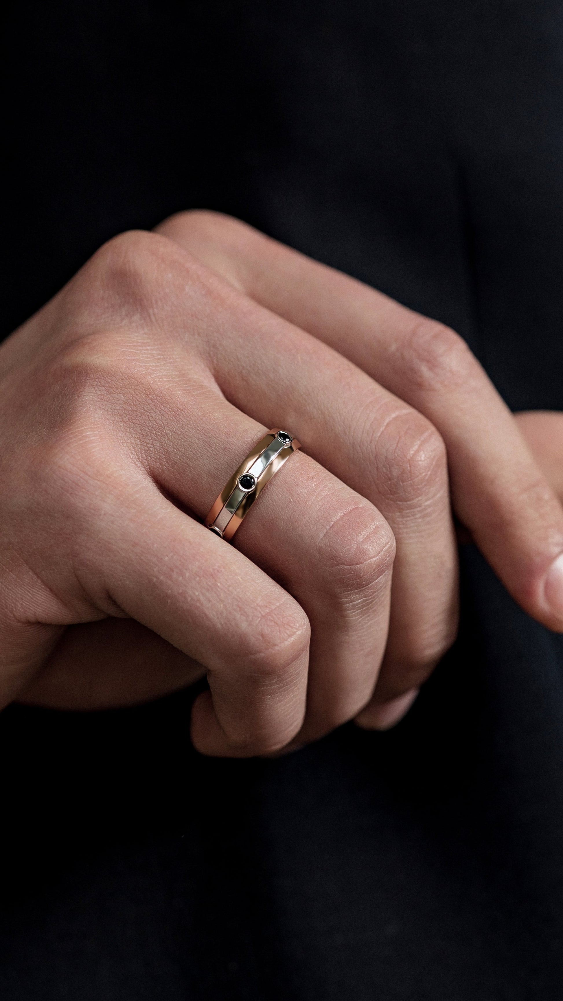 Męska obrączka ślubna, wyjątkowa obrączka ślubna, obrączka dla niego. dwukolorowa obrączka ślubna, matowa obrączka ślubna, szczotkowana obrączka ślubna, obrączka ślubna z litego złota, złota obrączka ślubna, fasetowana obrączka ślubna, wyjątkowa męska obrączka ślubna, złota obrączka ślubna