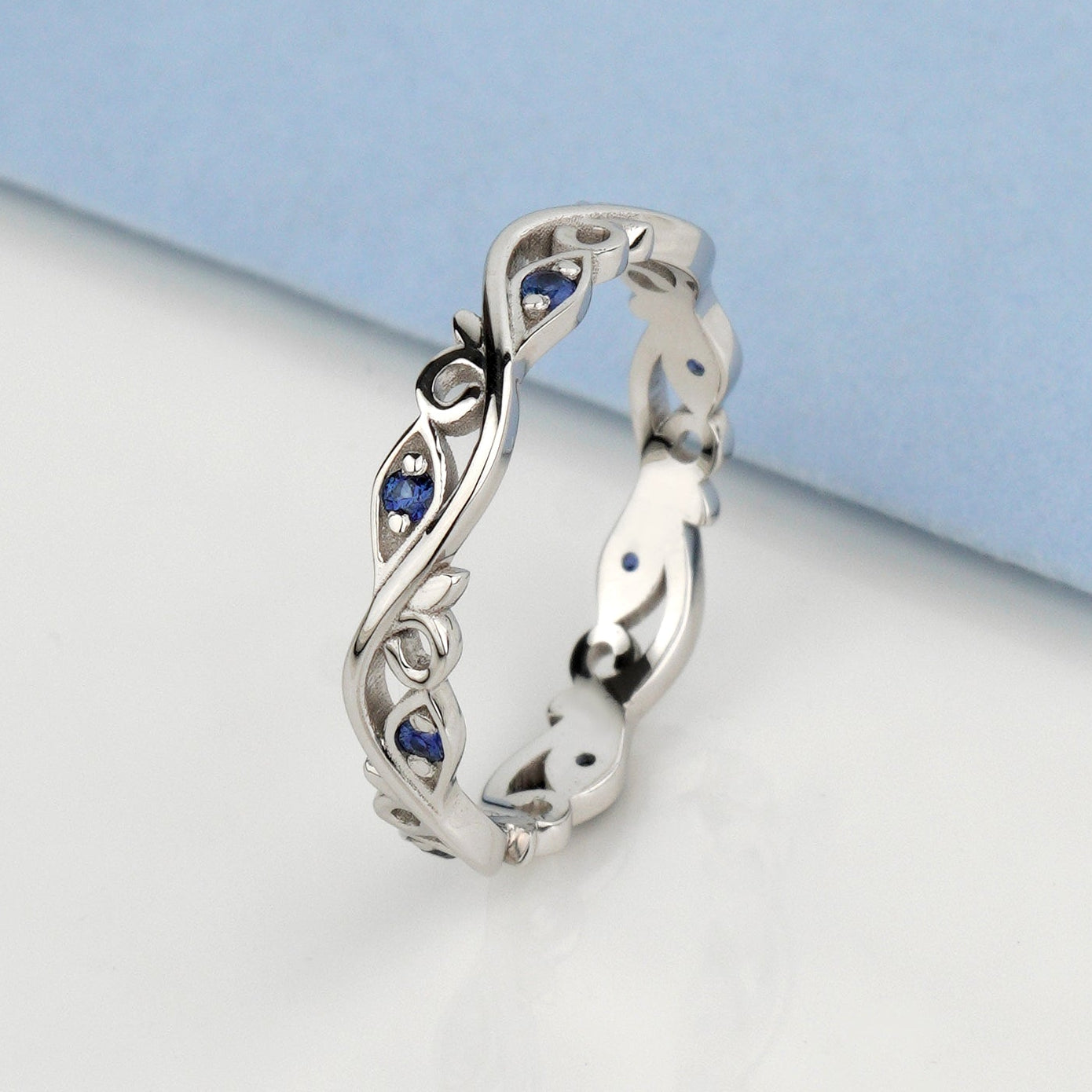 Minimalistyczna złota obrączka w kwiaty z szafirami 585