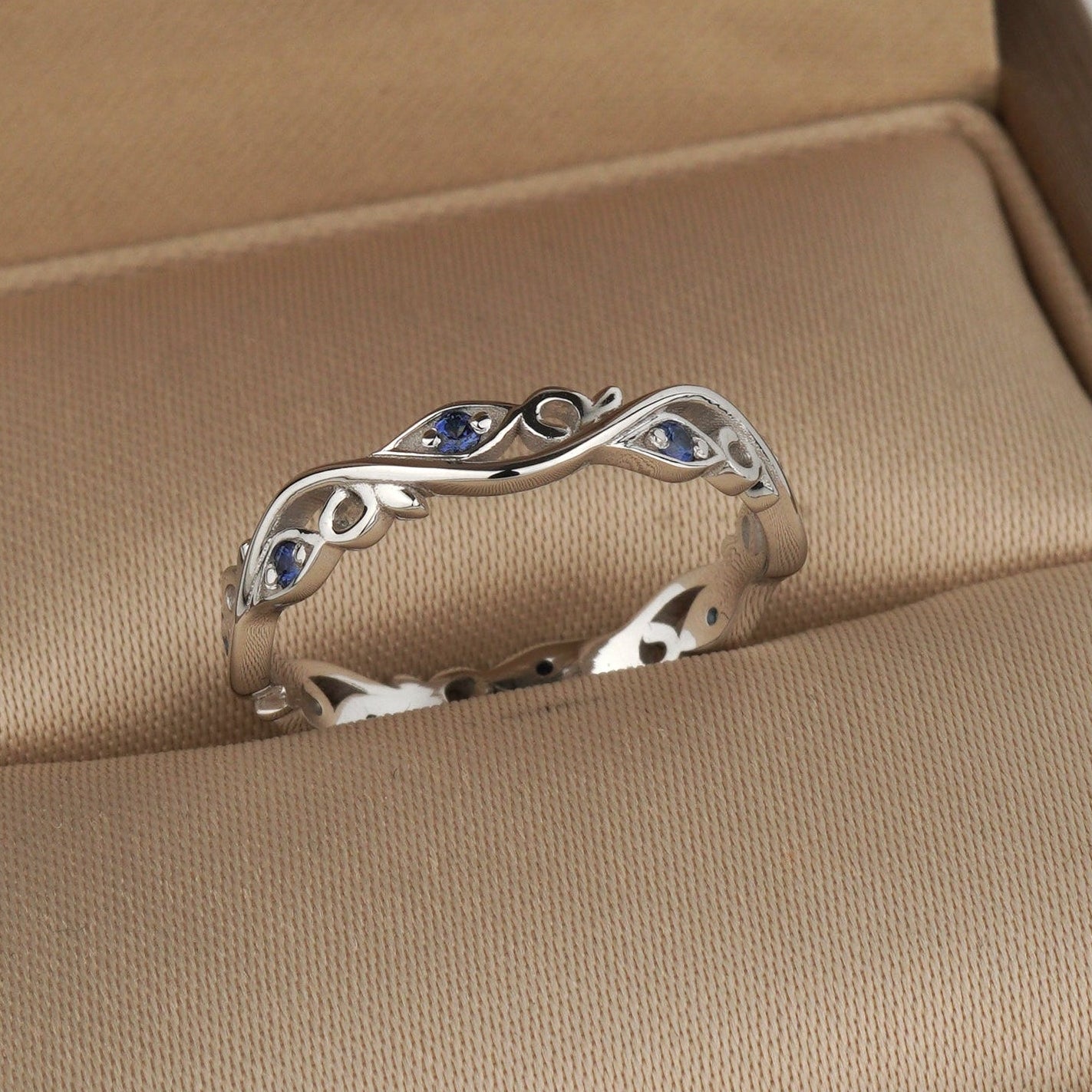 Obrączka złota z niebieskimi szafirami biżuteria