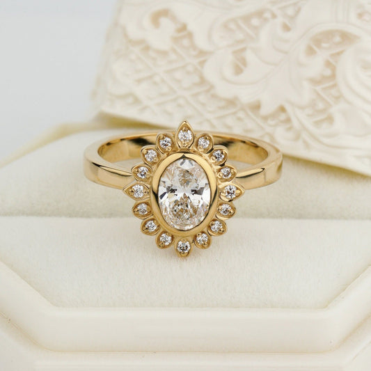 Pierścionek zaręczynowy w stylu vintage z owalnym diamentem laboratoryjnym w żółtym złocie, ozdobny halo z drobnymi kamieniami