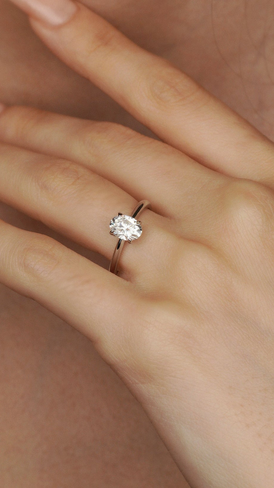 Pierścionek z moissanitem. Pierścionek zaręczynowy złoty. Pierścionek dla niej. Pierścionek 14k. Wyjątkowy pierścionek. Klasyczny pierścionek. Złoty pierścionek. Pierścionek z owalnym moissanitem.