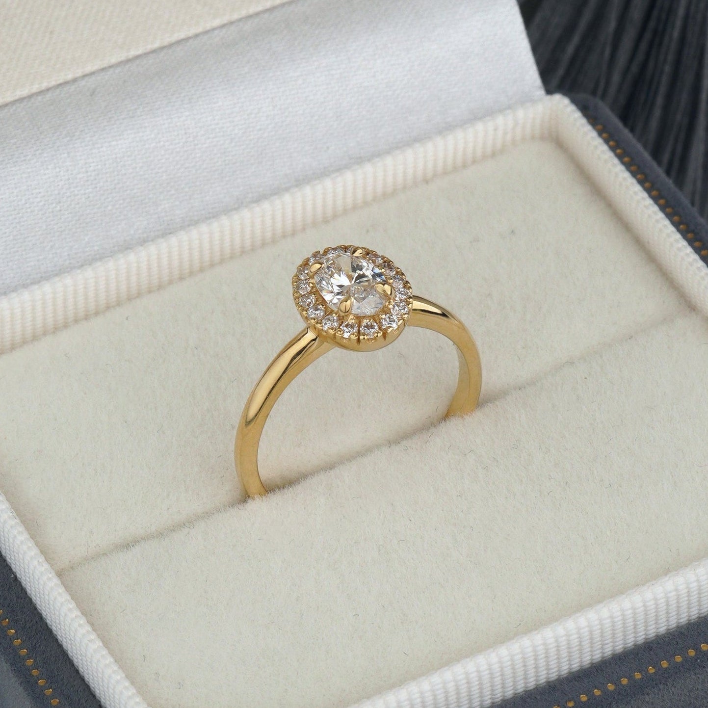 Pierścionek zaręczynowy 967 z diamentami – klasyczna elegancja i wyjątkowy połysk