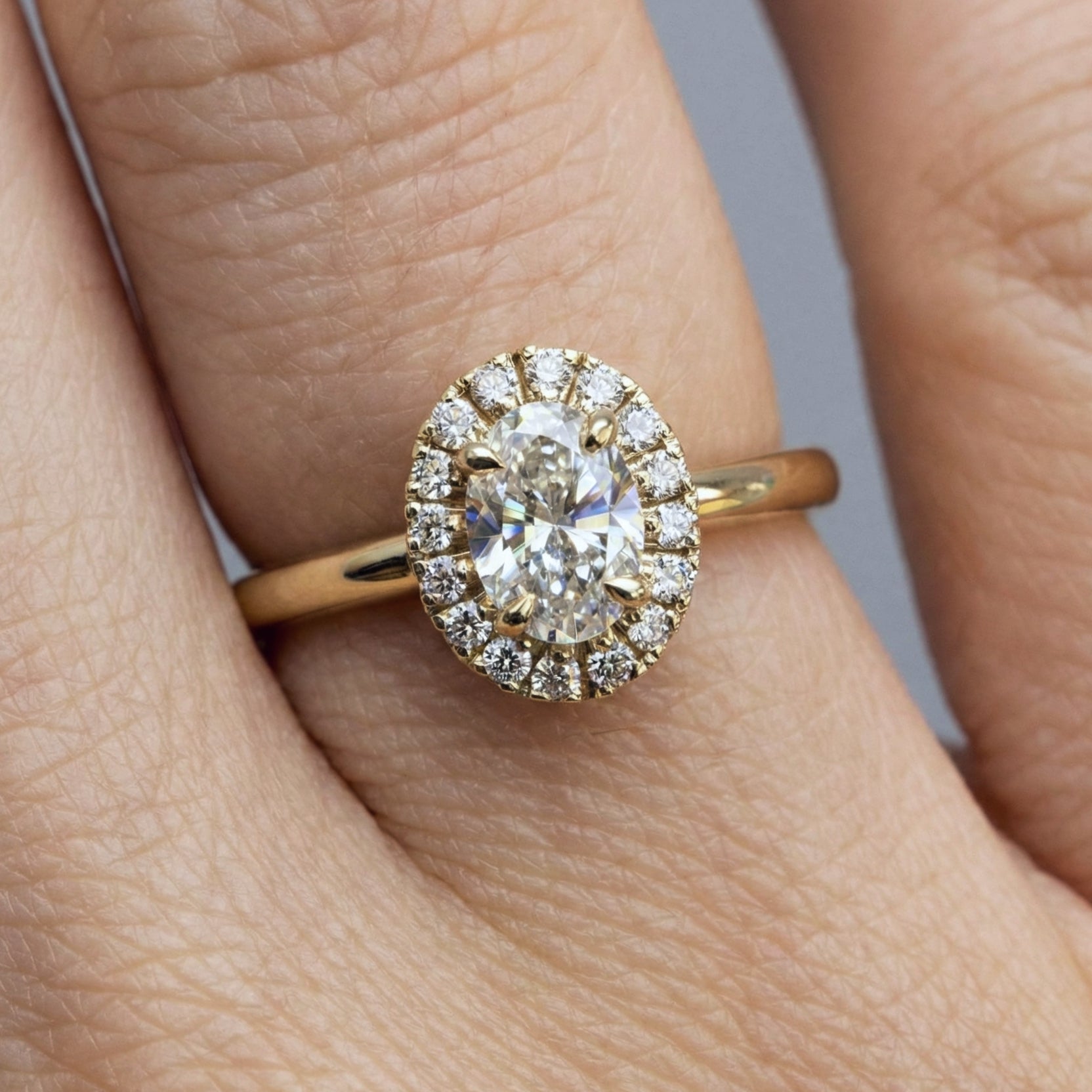 Pierścionek zaręczynowy z diamentami – klasyczna elegancja i wyjątkowy połysk