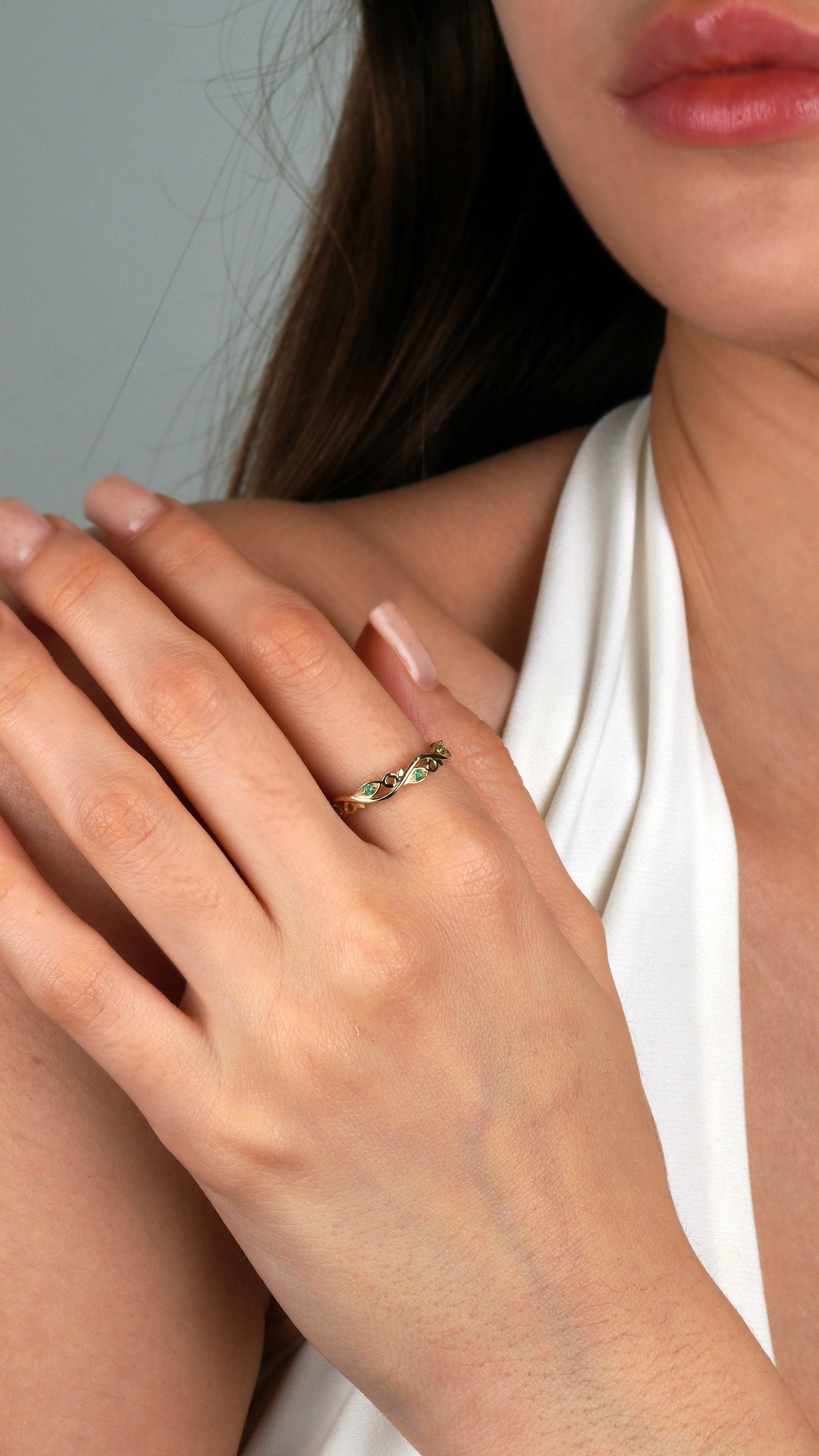 Złoty pierścionek kwiatowy z zielonymi kamieniami