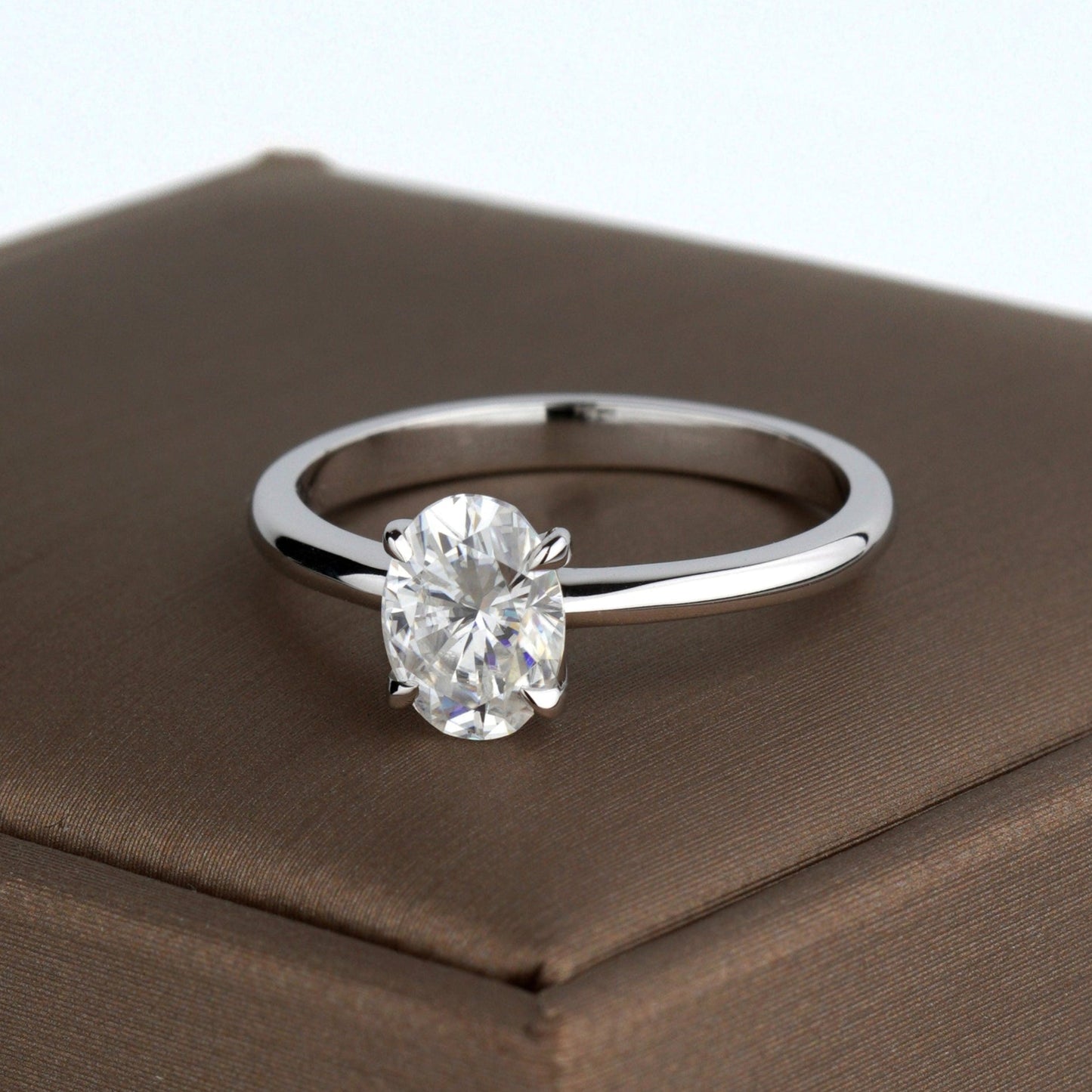 Pierścionek z moissanitem. Pierścionek zaręczynowy złoty. Pierścionek dla niej. Pierścionek 14k. Wyjątkowy pierścionek. Klasyczny pierścionek. Złoty pierścionek. Pierścionek z owalnym moissanitem.