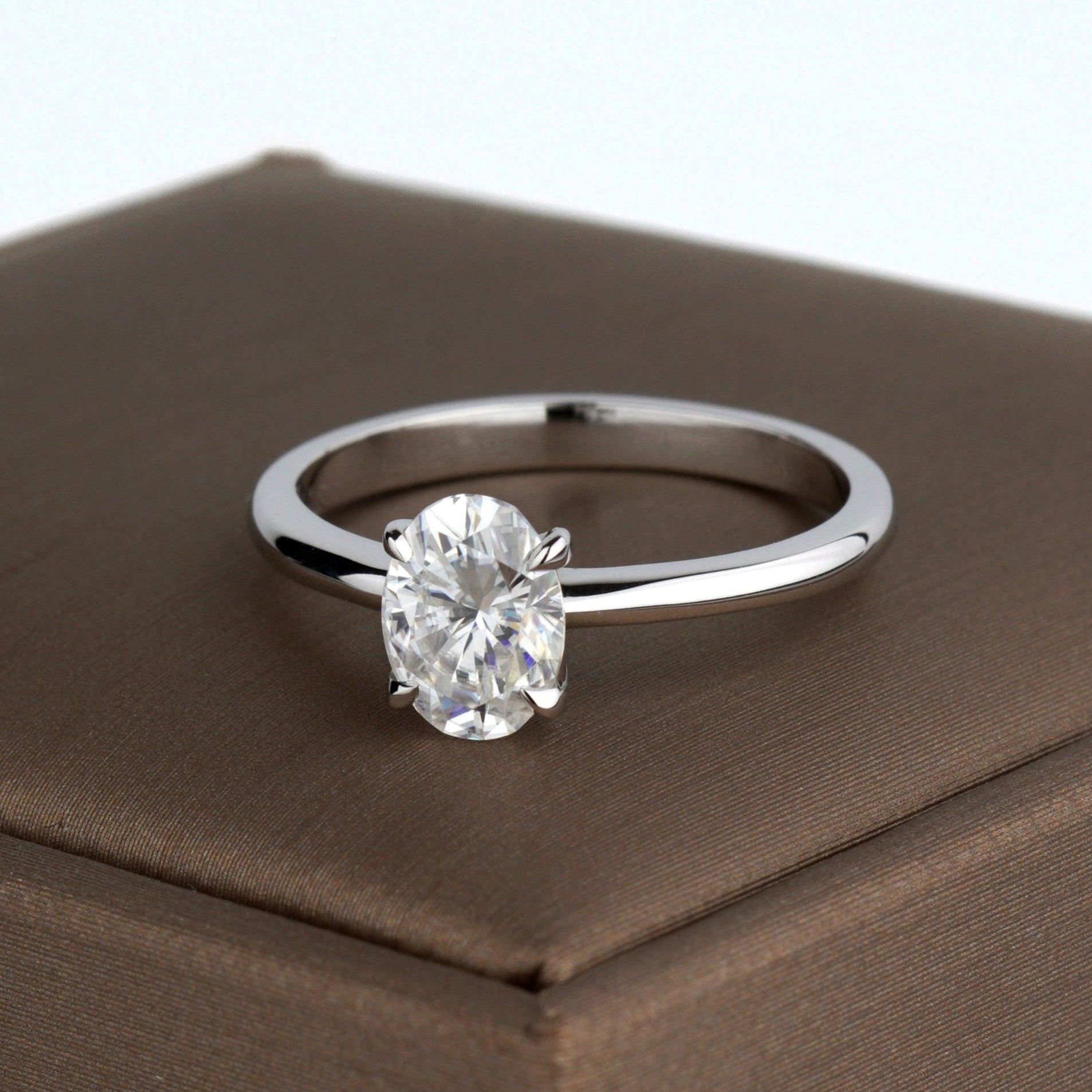 Pierścionek z moissanitem. Pierścionek zaręczynowy złoty. Pierścionek dla niej. Pierścionek 14k. Wyjątkowy pierścionek. Klasyczny pierścionek. Złoty pierścionek. Pierścionek z owalnym moissanitem.