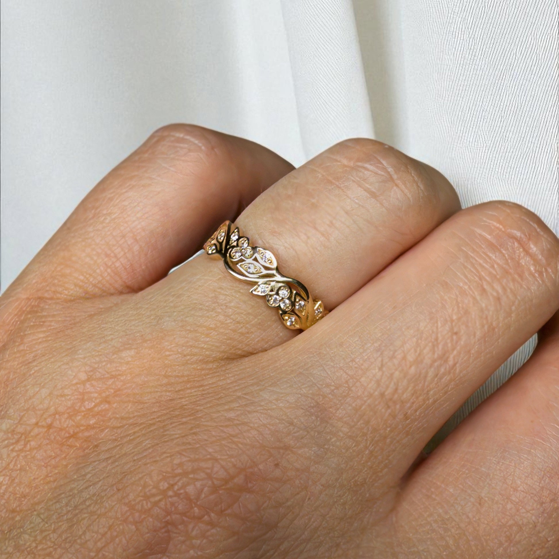 Damska obrączka ślubna, złota obrączka ślubna, wyjątkowa obrączka ślubna, kwiatowa obrączka ślubna, obrączka ślubna z kwiatami, diamentowa obrączka, obrączki ślubne z białego złota z diamentami, pierścionek z moissanitem, obrączka z moissanitem