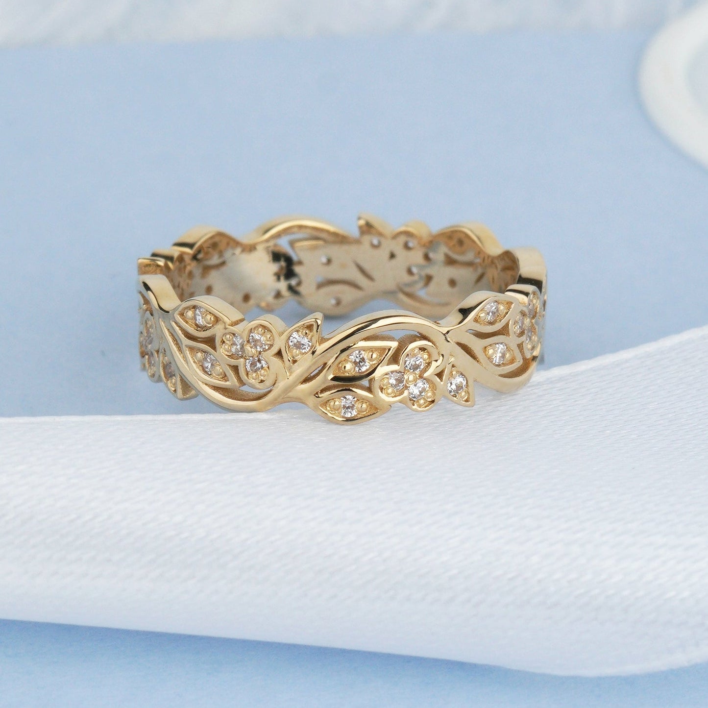 Damska obrączka ślubna, złota obrączka ślubna, wyjątkowa obrączka ślubna, kwiatowa obrączka ślubna, obrączka ślubna z kwiatami, diamentowa obrączka, obrączki ślubne z białego złota z diamentami, pierścionek z moissanitem, obrączka z moissanitem