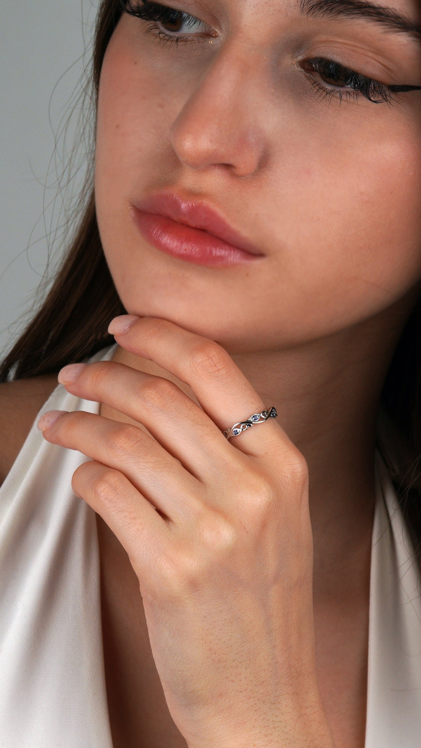 Złota obrączka z szafirami i motywem kwiatowym