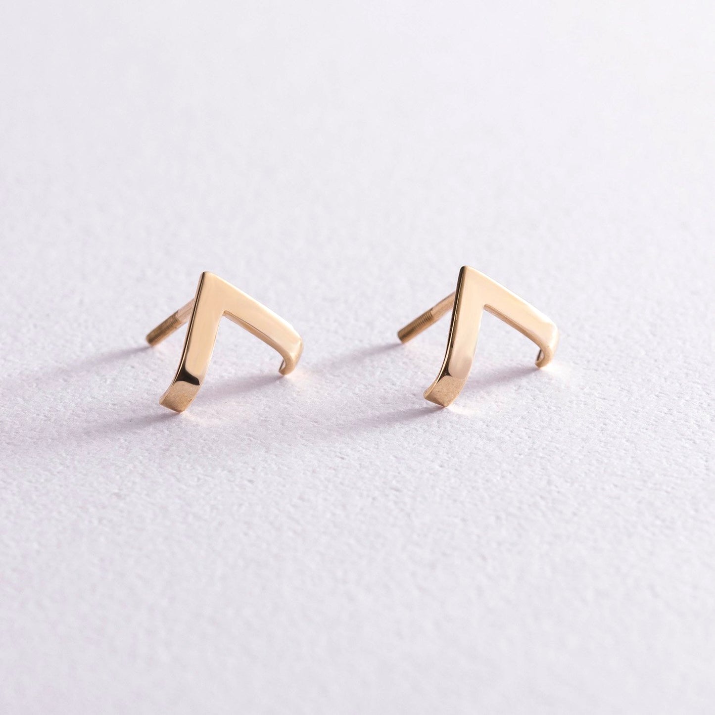 Złote kolczyki geometryczne w kształcie litery V, złoto próby 585