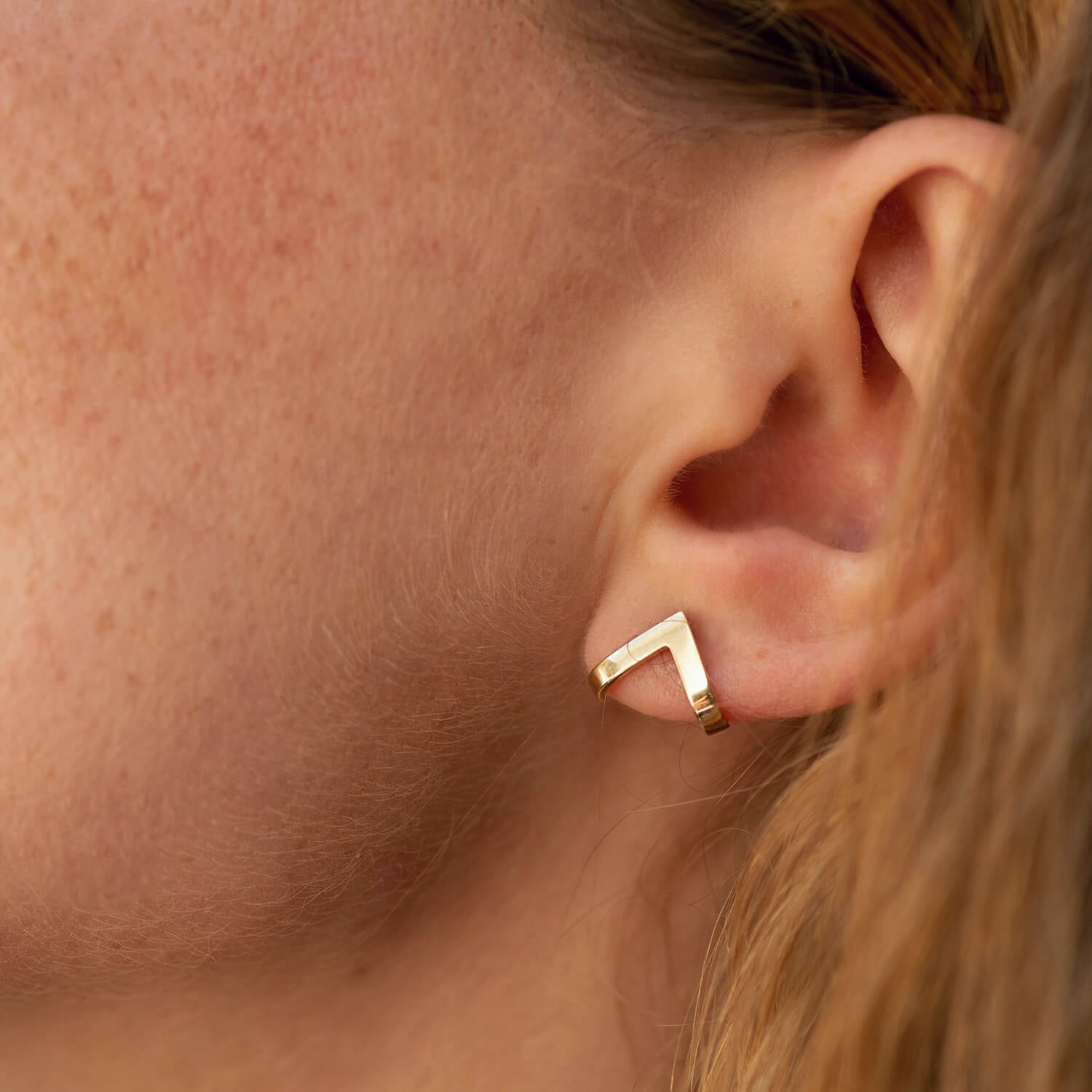 Złote kolczyki geometryczne w kształcie litery V, złoto próby 585