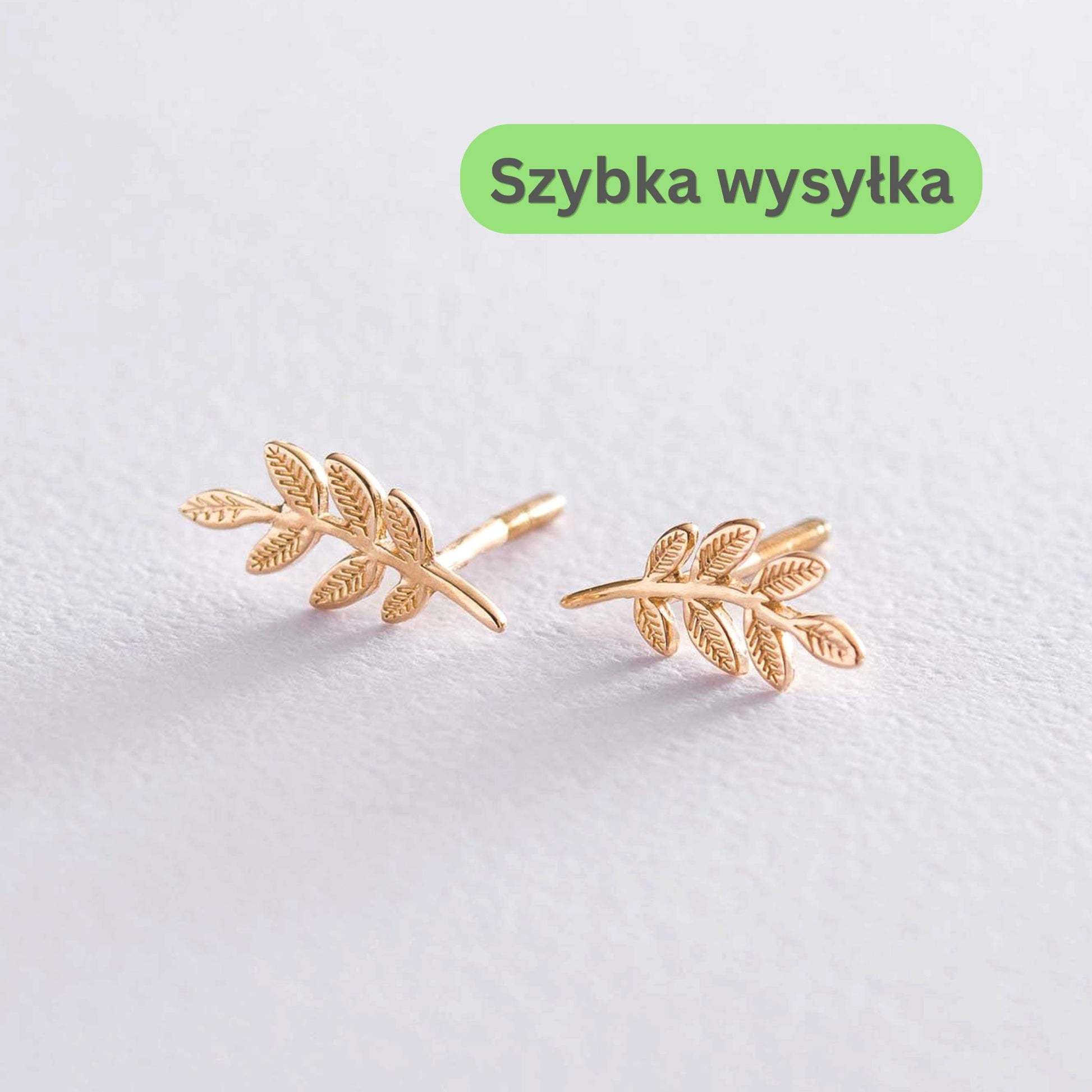Złote kolczyki w kształcie listków – delikatna i elegancka biżuteria inspirowana naturą. Idealne na prezent i do codziennych stylizacji.