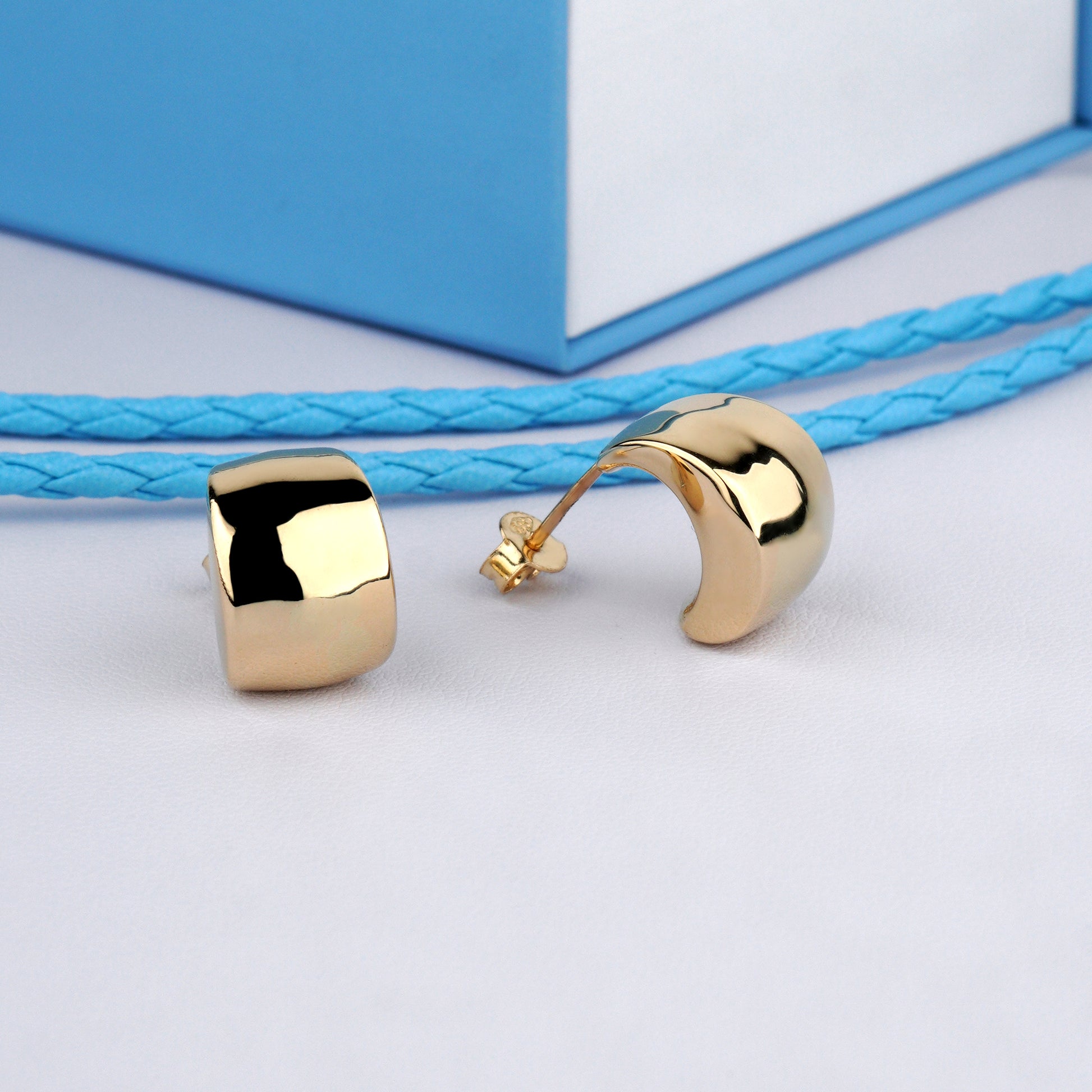 Złote kolczyki minimalistyczne