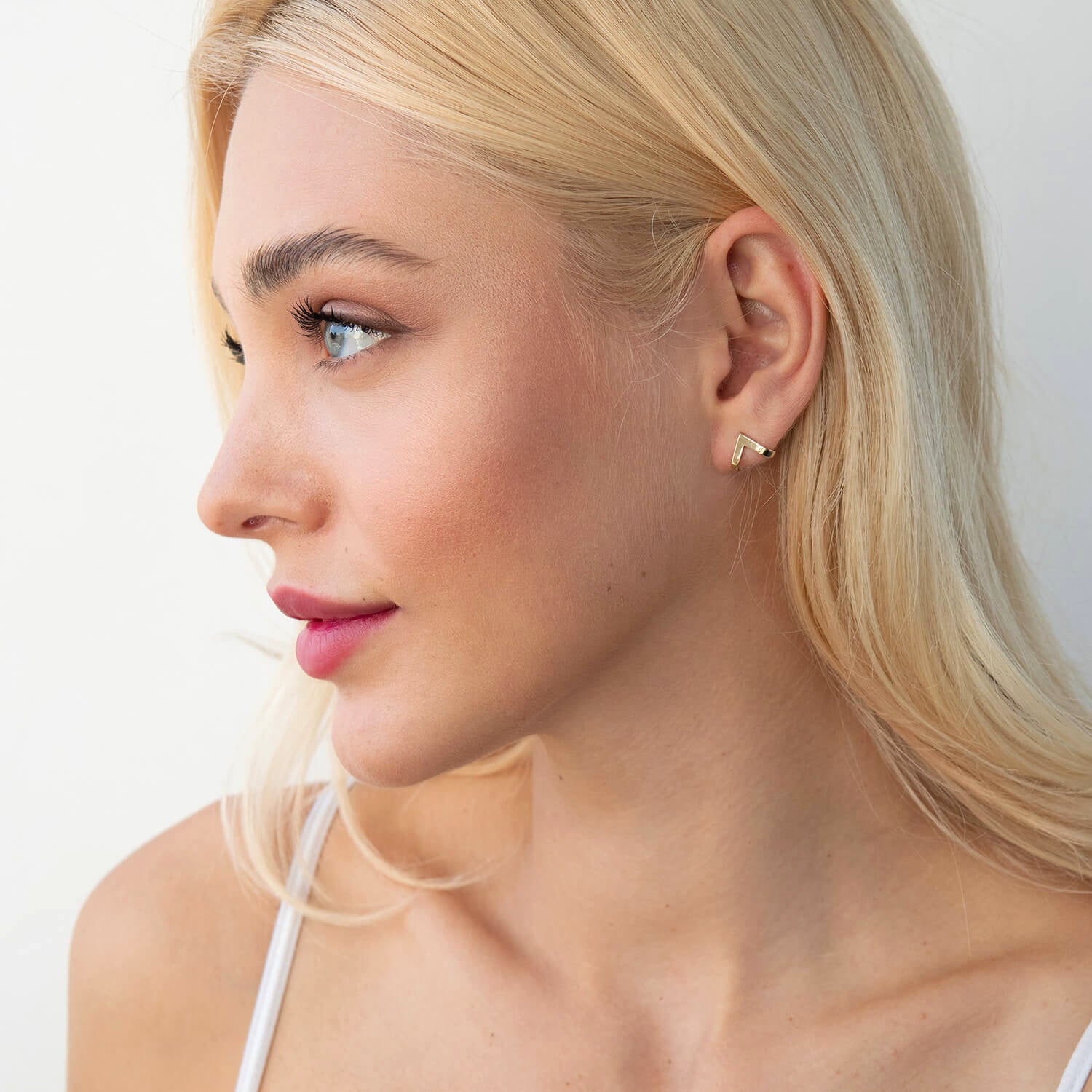 Złote kolczyki geometryczne w kształcie litery V, złoto próby 585