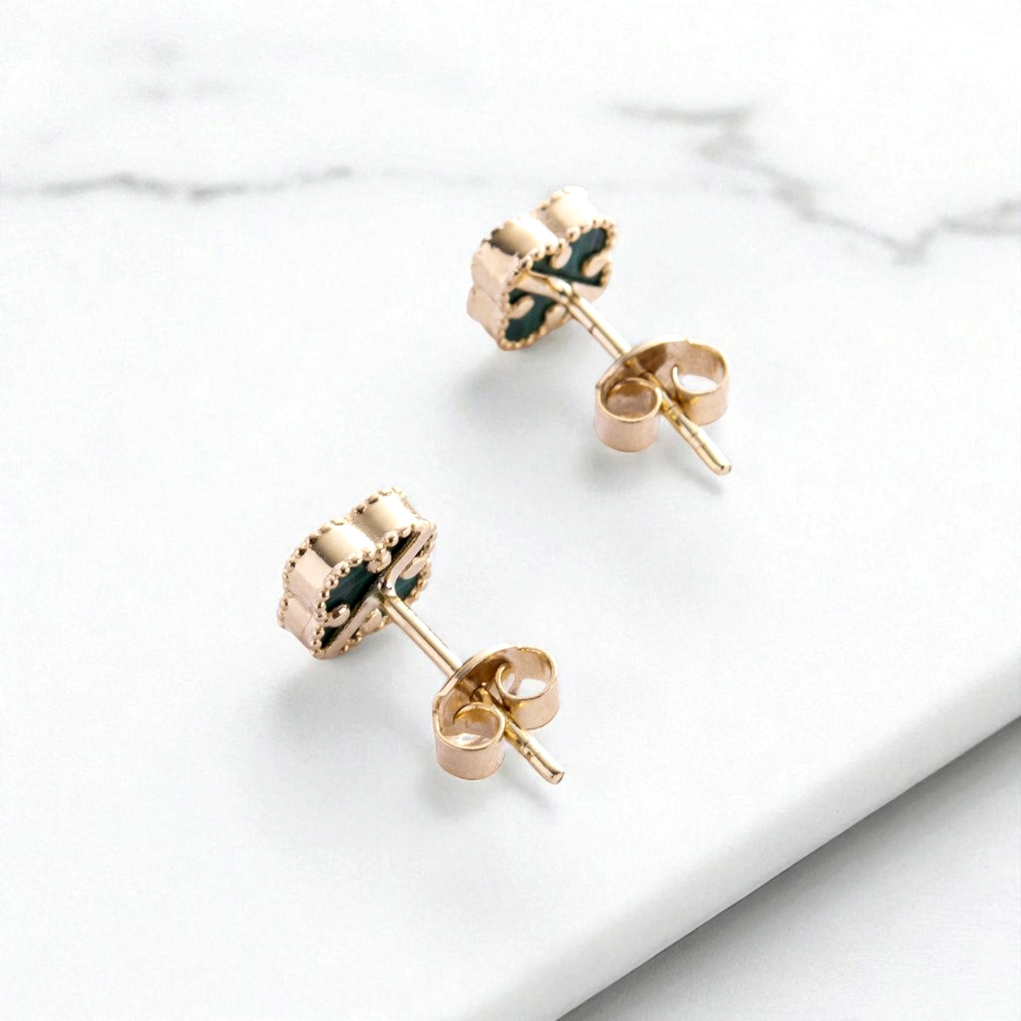 Kolczyki złote z masą perłową. Kolczyki złote damskie. Kolczyki żółte złoto. Kolczyki koniczynki. Kolczyki na prezent.