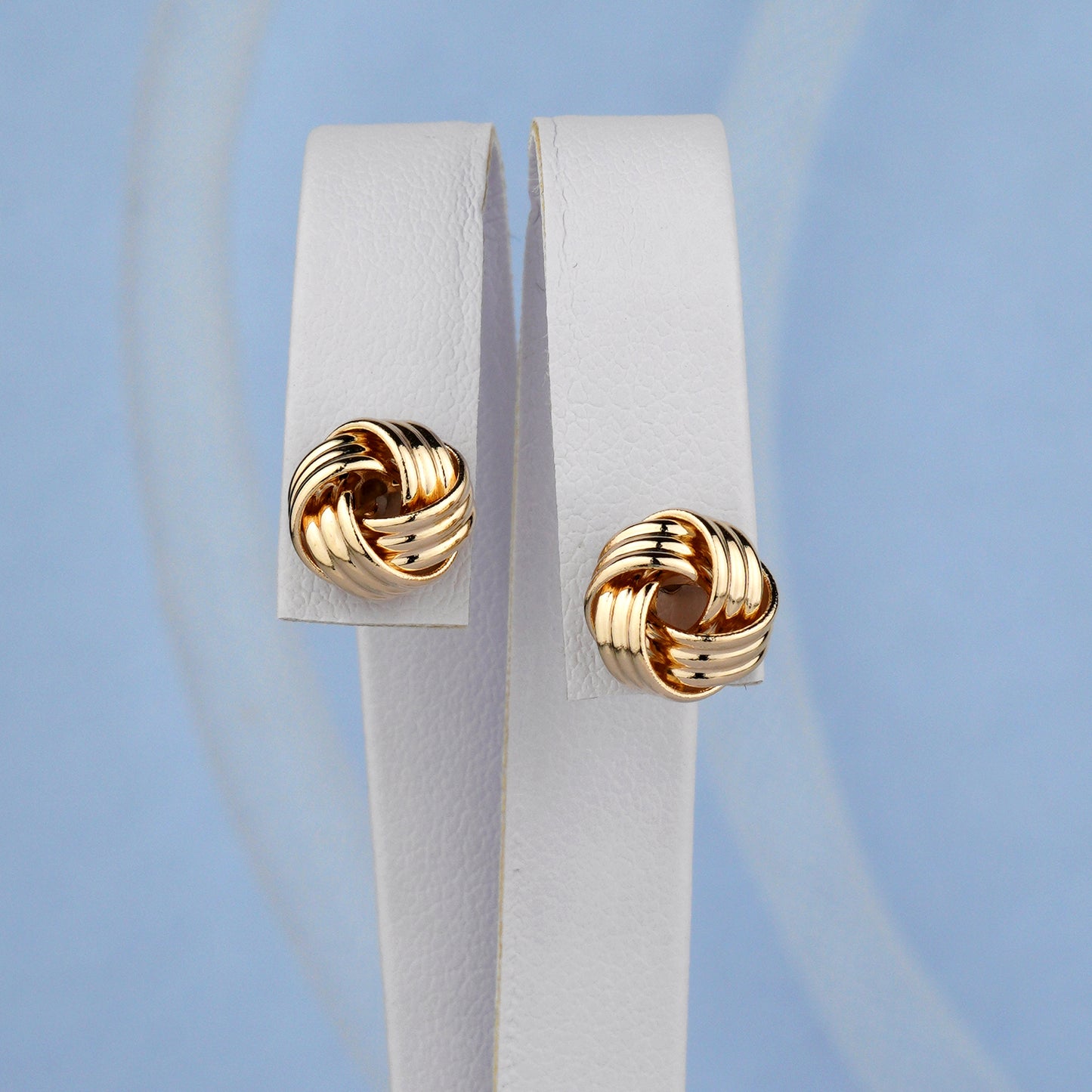 Klasyczne złote kolczyki w kształcie supełków