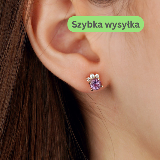 Złote kolczyki z ametystami i lśniącymi moissanitami. Eleganckie złote kolczyki dla kobiet, idealne na prezent. Kolczyki złote sztyfty z błyszczącymi kamieniami.