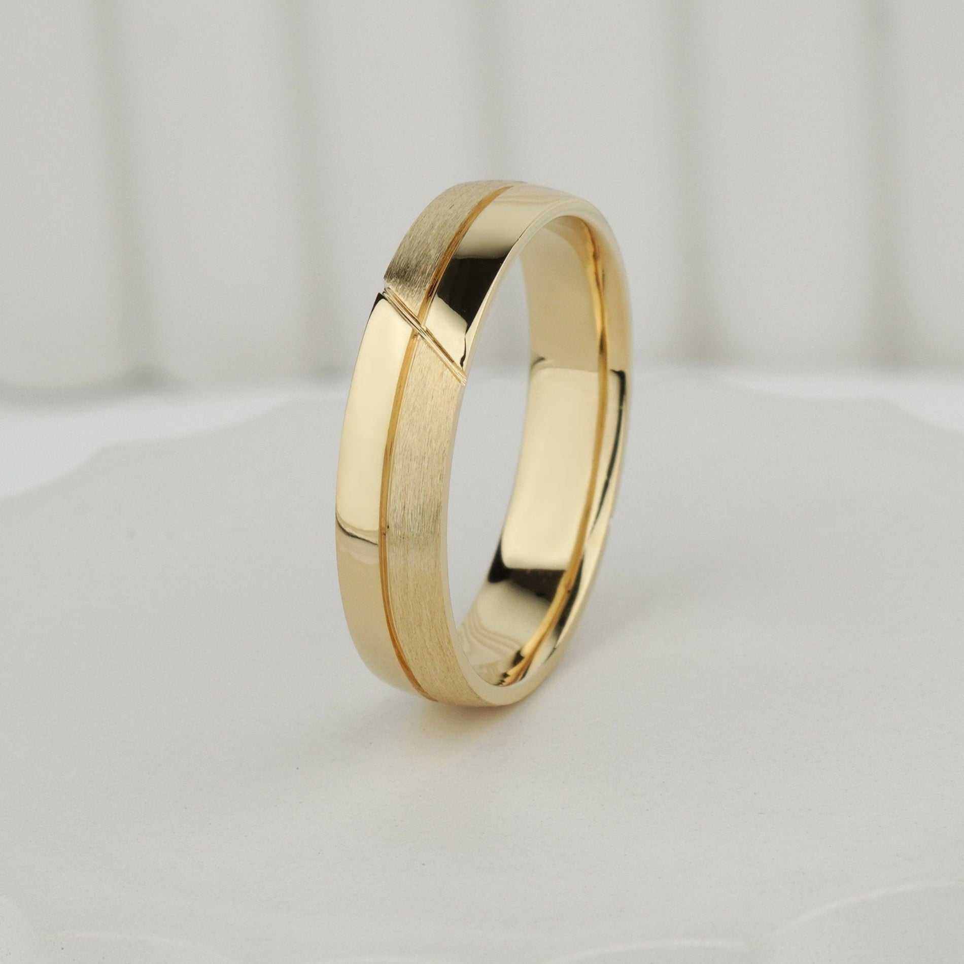 Złote obrączki ślubne z diamentem. Obrączki ślubne dla par. Pasujące obrączki ślubne dla niego i dla niej. Zestaw obrączek ślubnych. 14k złote obrączki ślubne. Zwykłe obrączki ślubne. Obrączki z litego złota