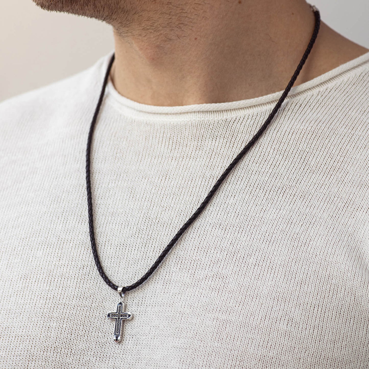 Nowoczesny złoty krzyżyk 585 z czarnymi zdobieniami. Elegancka zawieszka.