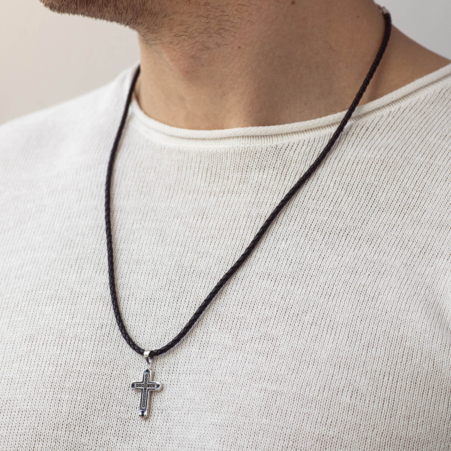 Nowoczesny złoty krzyżyk 585 z czarnymi zdobieniami. Elegancka zawieszka.