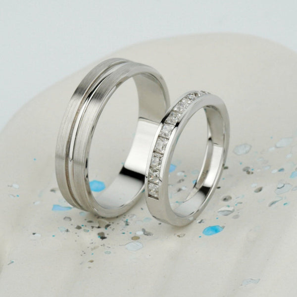 Złote obrączki ślubne z diamentem. Obrączki ślubne dla par. Pasujące obrączki ślubne dla niego i dla niej. Zestaw obrączek ślubnych. 14k złote obrączki ślubne. Zwykłe obrączki ślubne. Obrączki z litego złota