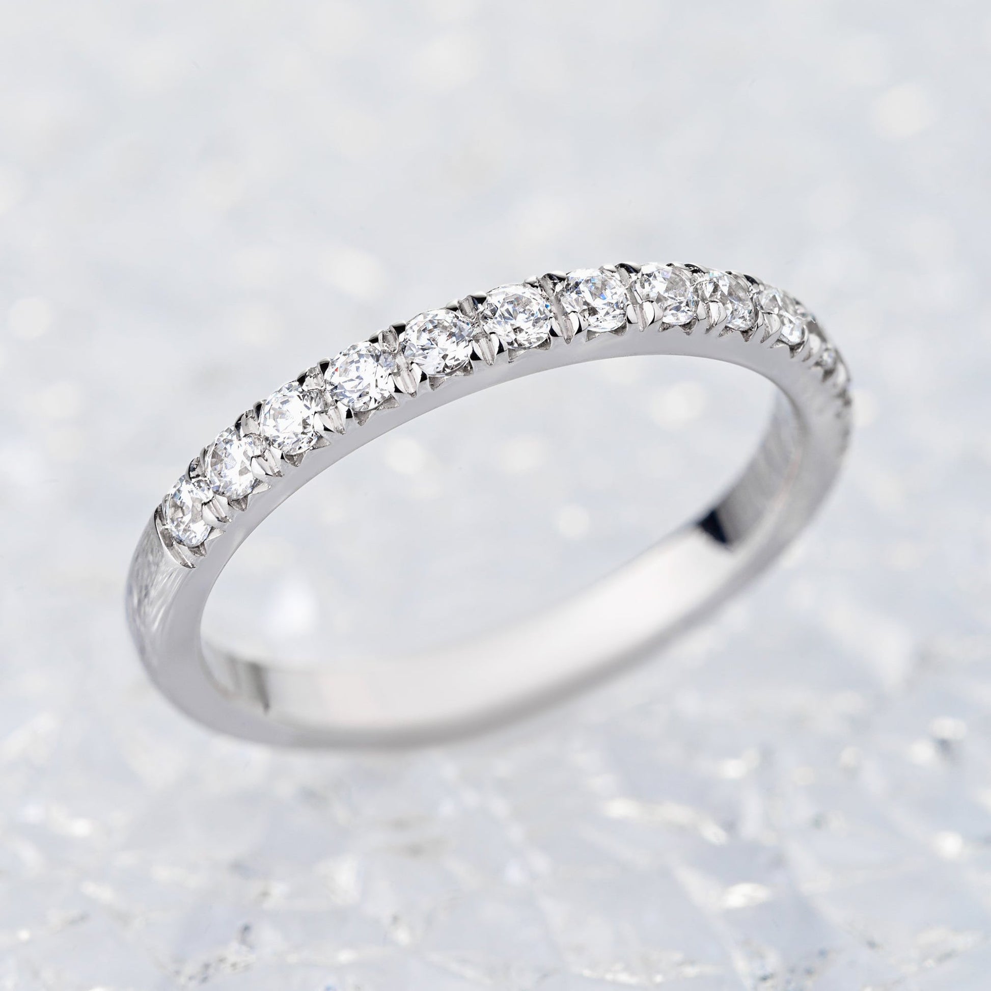Jego i jej obrączki z czarnymi i białymi diamentami. Zestaw złotych obrączek ślubnych. Diamentowe obrączki ślubne. Obrączki z białego złota z diamentami.